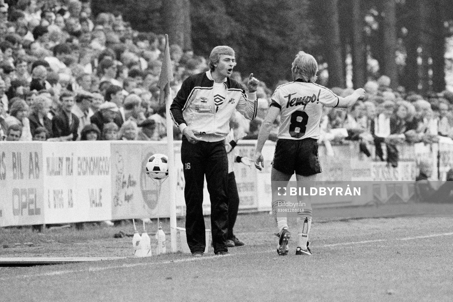 Mjällbys tränare Göran Bogren i samtal med Sven-Bertil