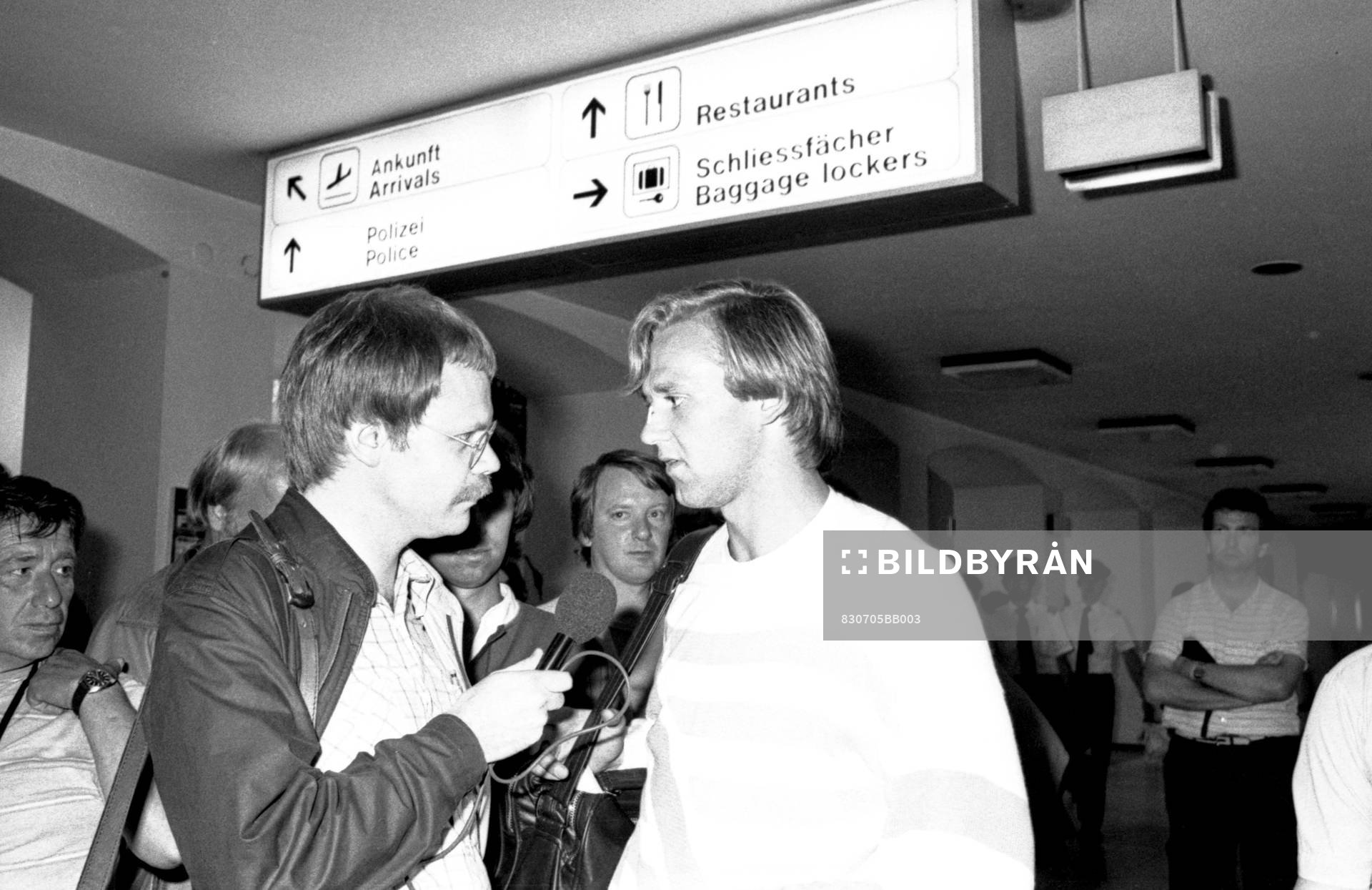 Dan Corneliusson möter media på flygplatsen