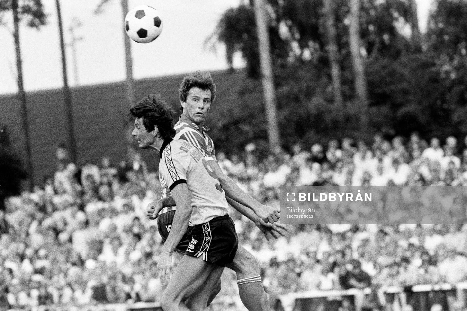  Lennart Johansson, Mjällby och Glenn Hysén, Göteborg i en nickduell.