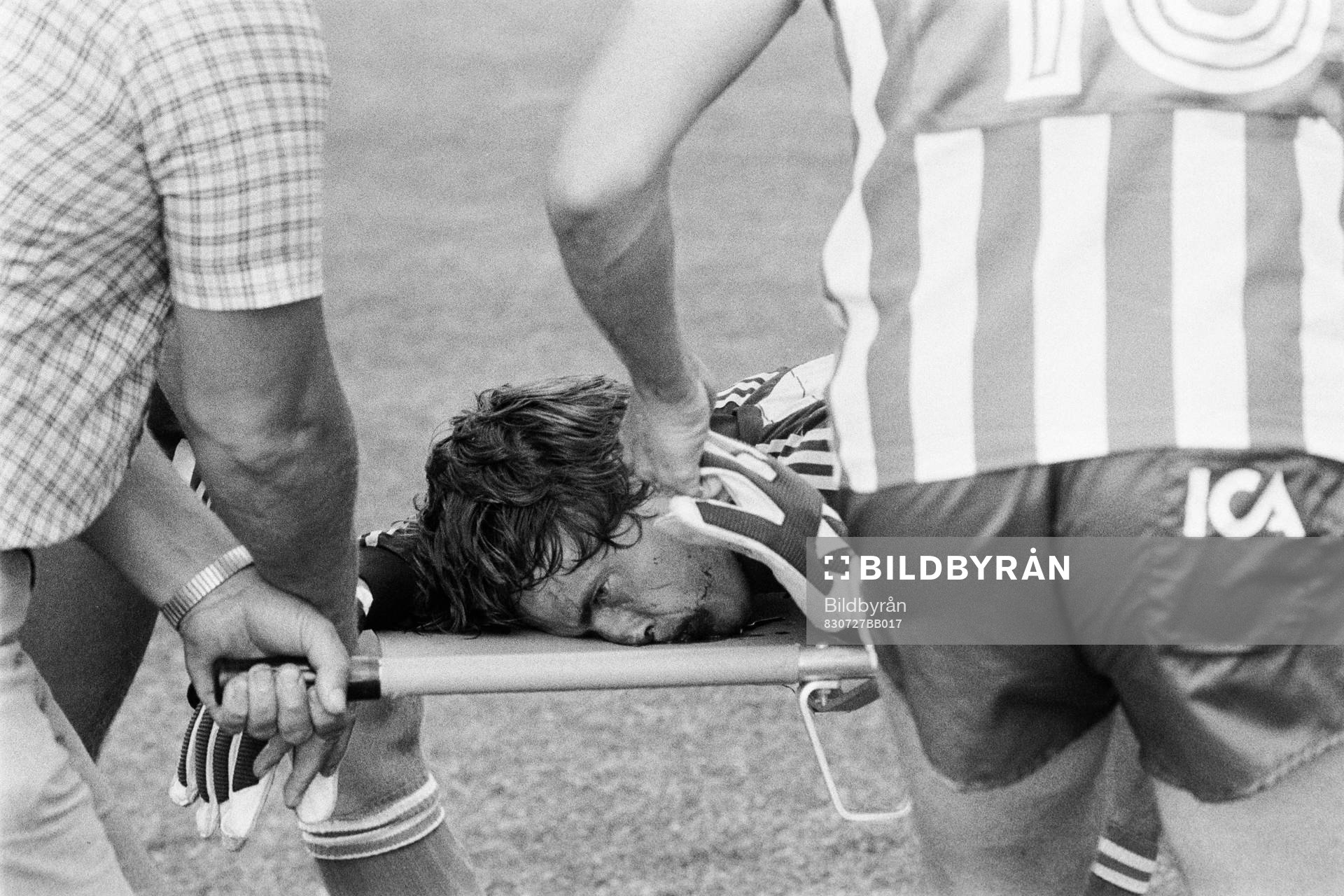 Göteborgs målvakt Thomas Wernerson ligger utslagen efter en kollision med mjällbys Lennart Johansson och får bäras ut på bår.
© Bildbyrån - 6466