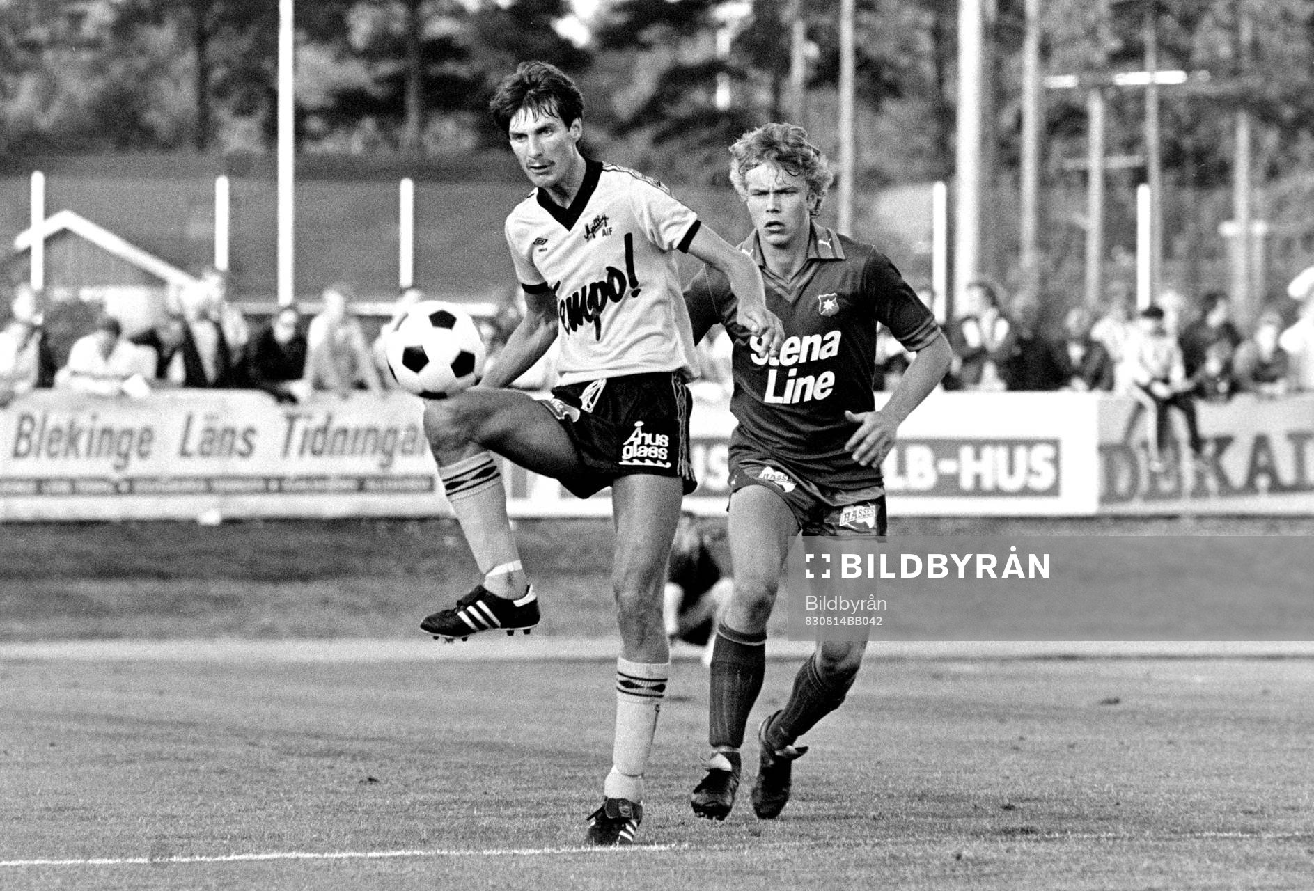 Mjällbys Lennart Johansson med bollen uppvaktas av Sonny