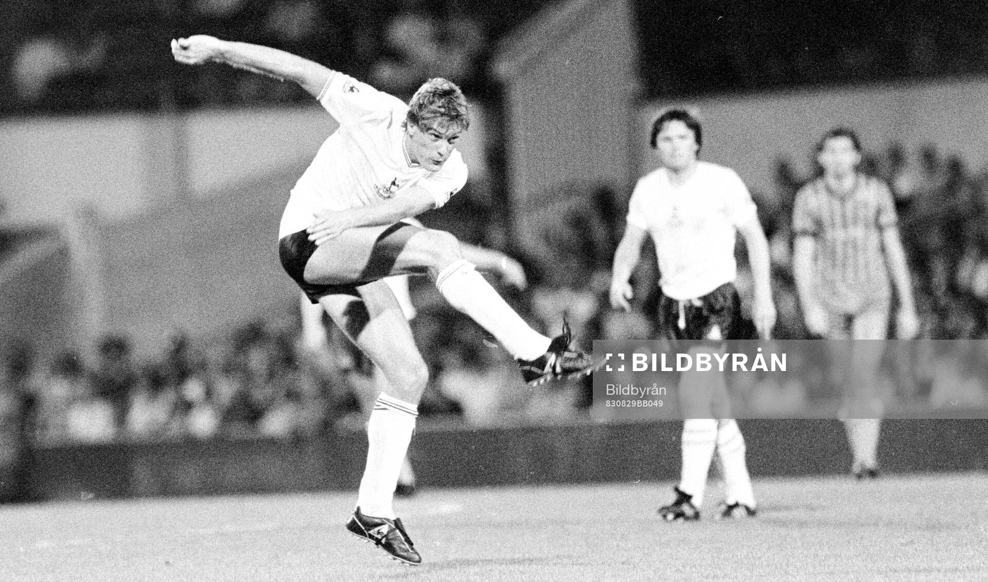 Fotboll, Division One, Tottenham - Coventry: Glenn Hoddle of Tottenham shoots.