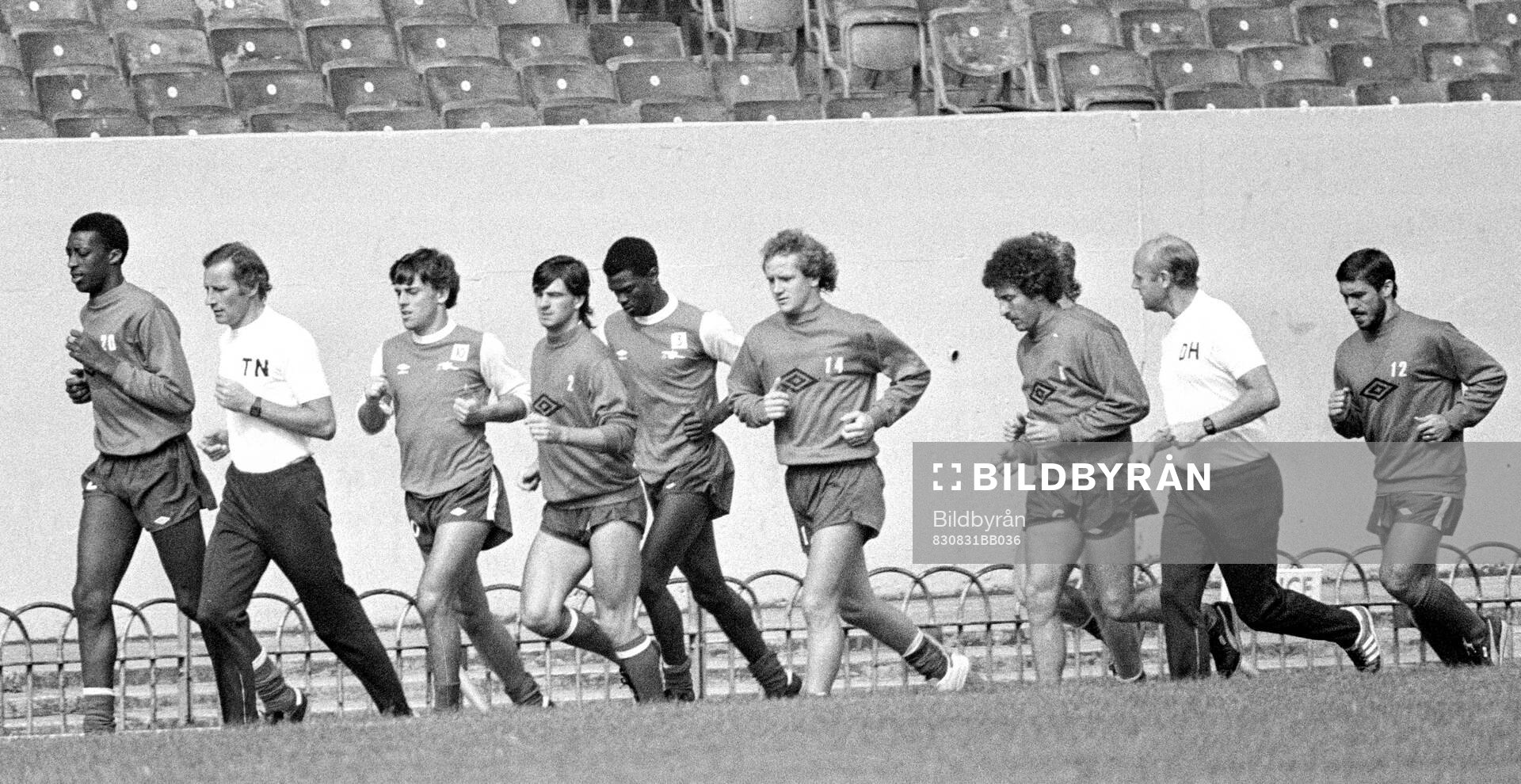 Football, English Division One 1983-84, Arsenal, Training session: Arsenal manager Terry Neill and aissistant manager Don Howe leading a training session at Highbury.