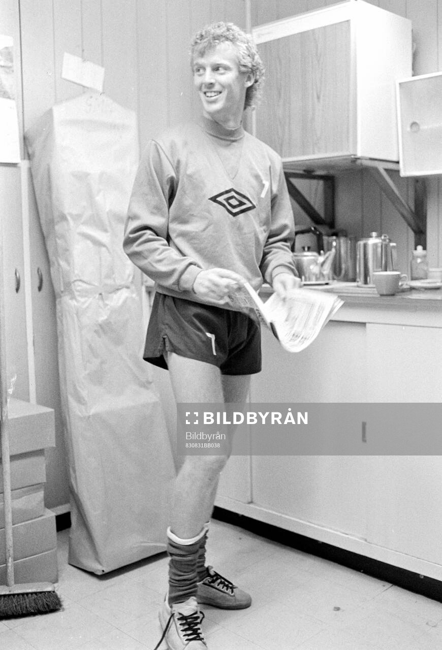 Football, English Division One 1983-84, Arsenal, Training session: Graham Rix of Arsenal in the kitchen at Highbury..