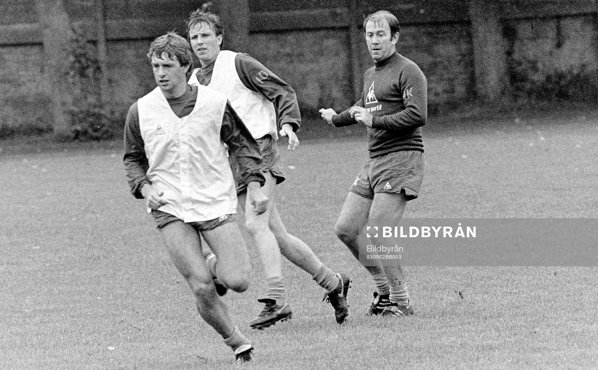 Everton Manager Howard Kendall (R) with Kevin Ratcliffe and