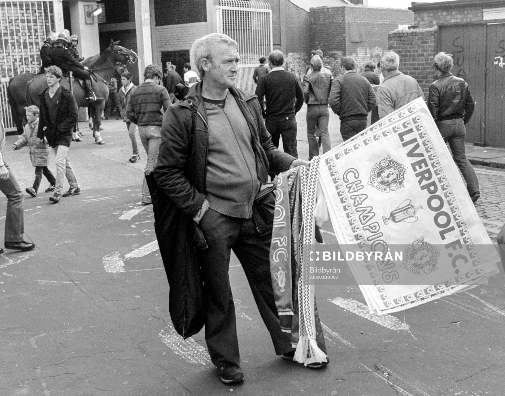Liverpool - Nottingham Forest: Vendors outside Anfield