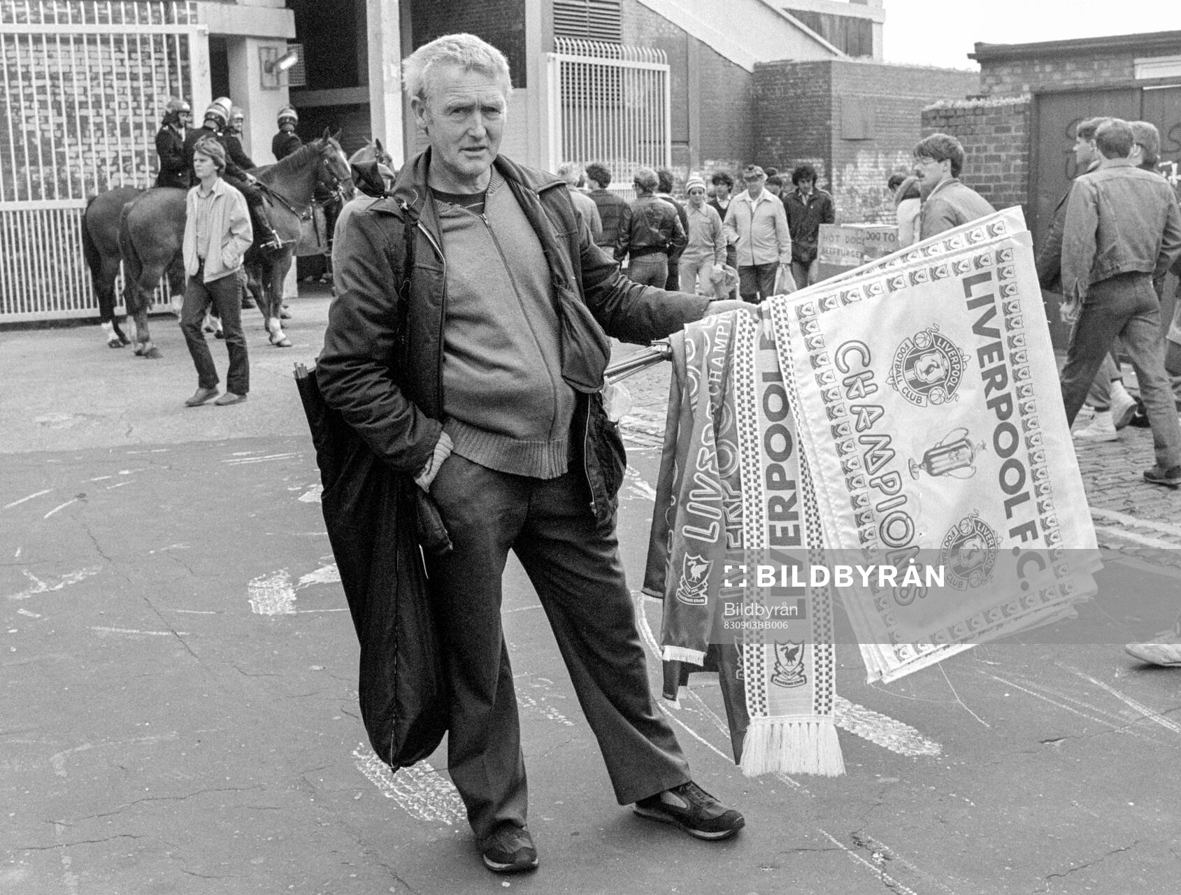 Liverpool - Nottingham Forest: Vendors outside Anfield