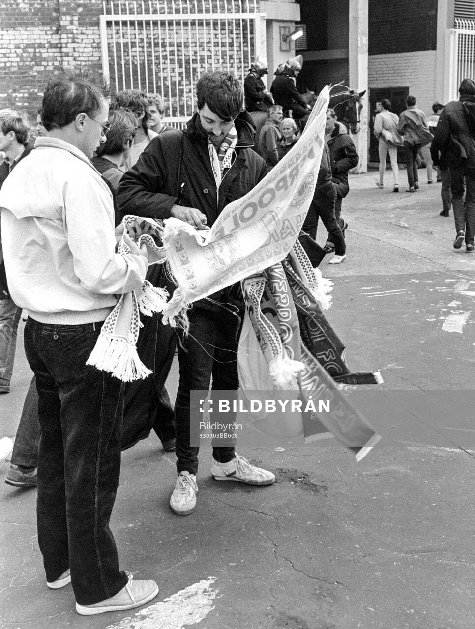 Liverpool - Nottingham Forest: Vendors outside Anfield