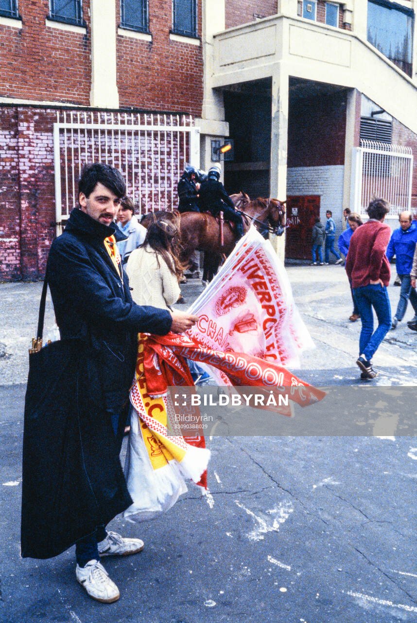 Liverpool - Nottingham Forest: Vendors outside Anfield