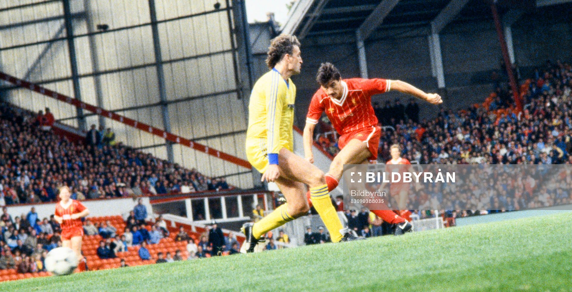 Liverpool - Nottingham Forest: Ian Rush of Liverpool shoots