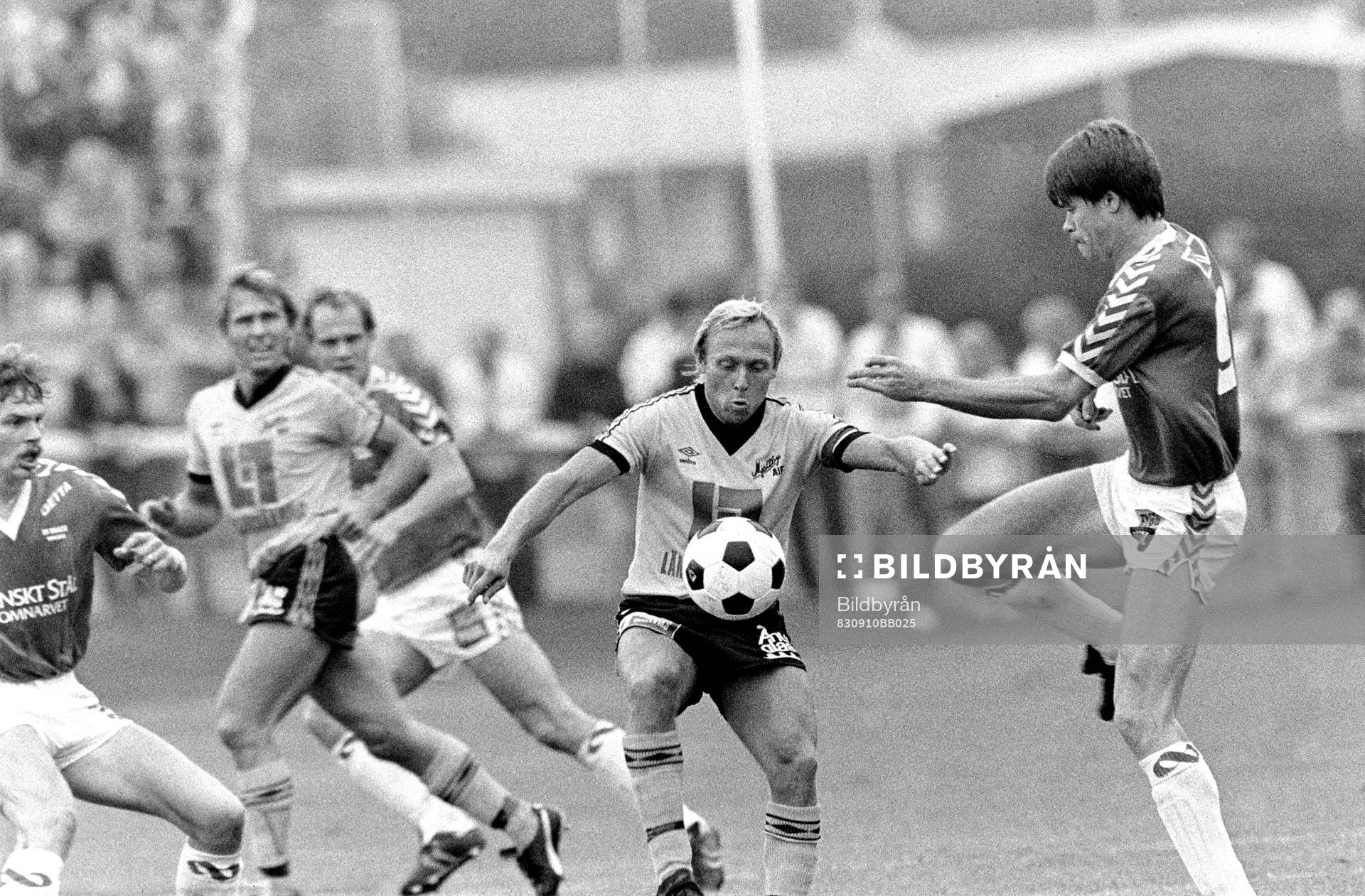 Sven-Bertil Andersson, Mjällby med bollen utmanas av