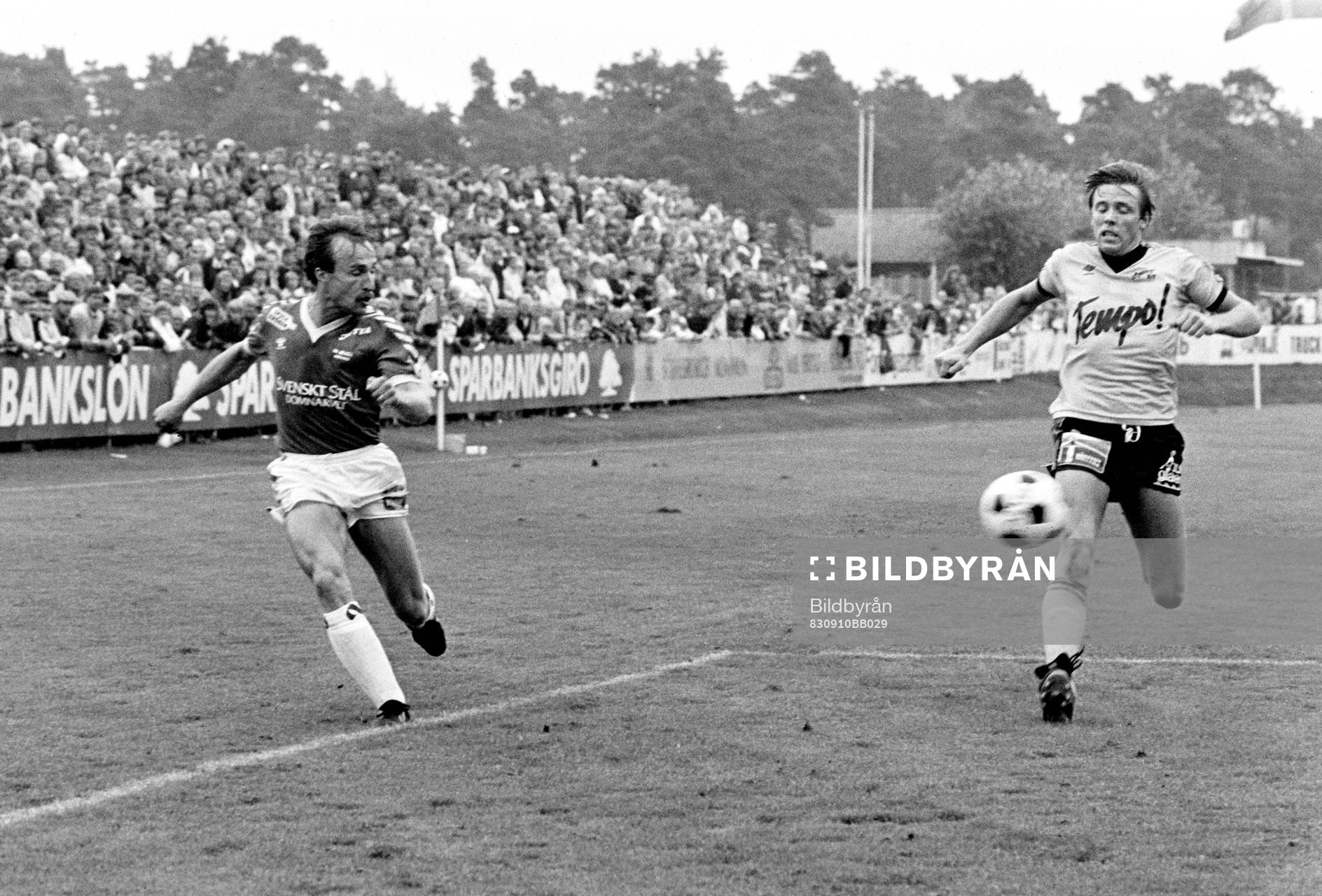 Fotboll, Allsvenskan, Mjällby - Brage, 0-1: Rolf-Ola Nilsson, Brage med ett inlägg förbi mjällbys Peter Stridfeldt.