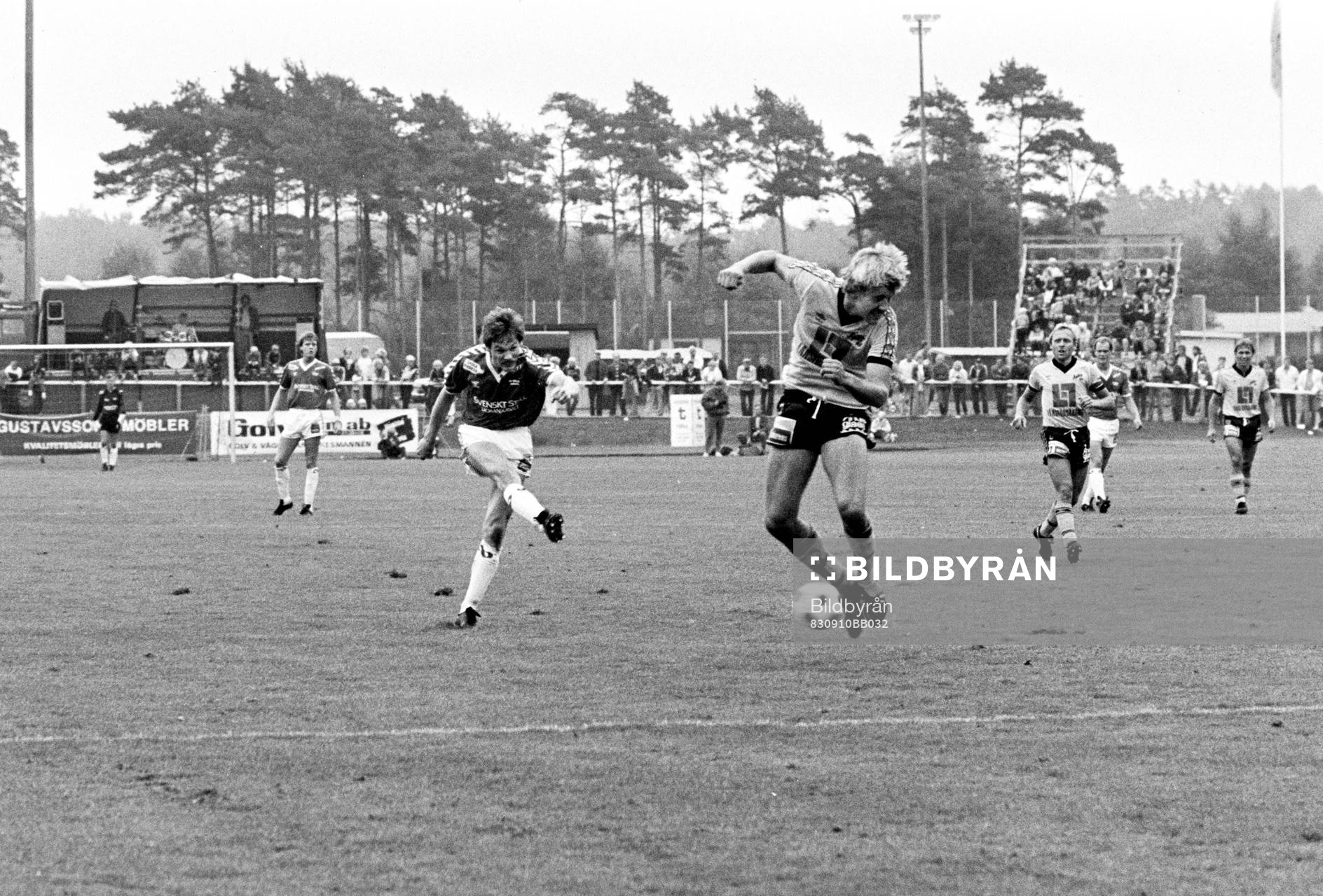 Fotboll, Allsvenskan, Mjällby - Brage, 0-1: Hans Larsson, Mjällby täcker ett skott.