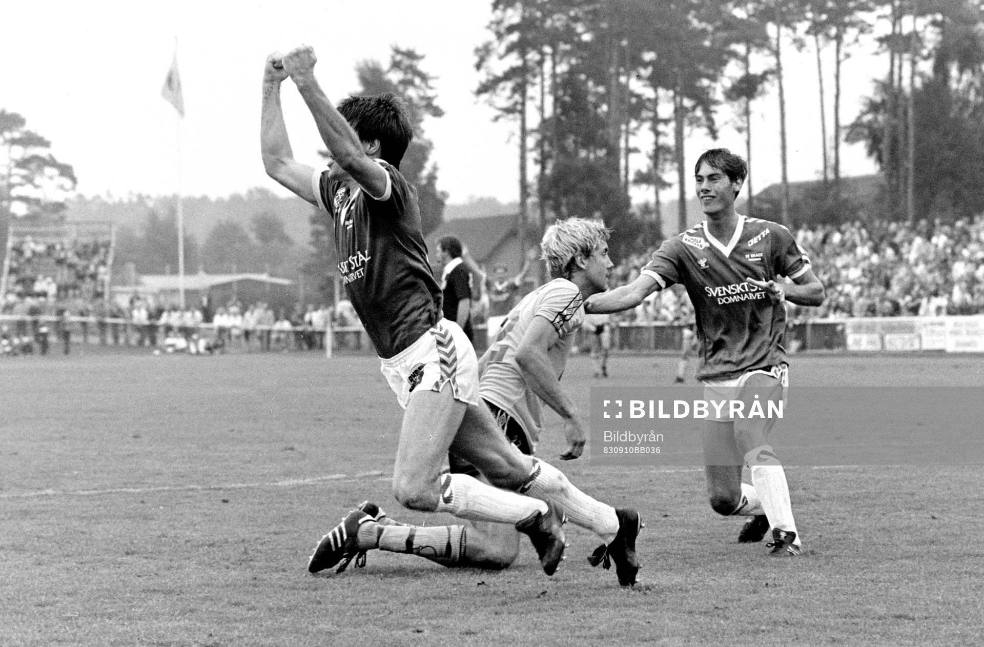 Hans Larsson, Mjällby försöker stoppa Thomas Nilsson,