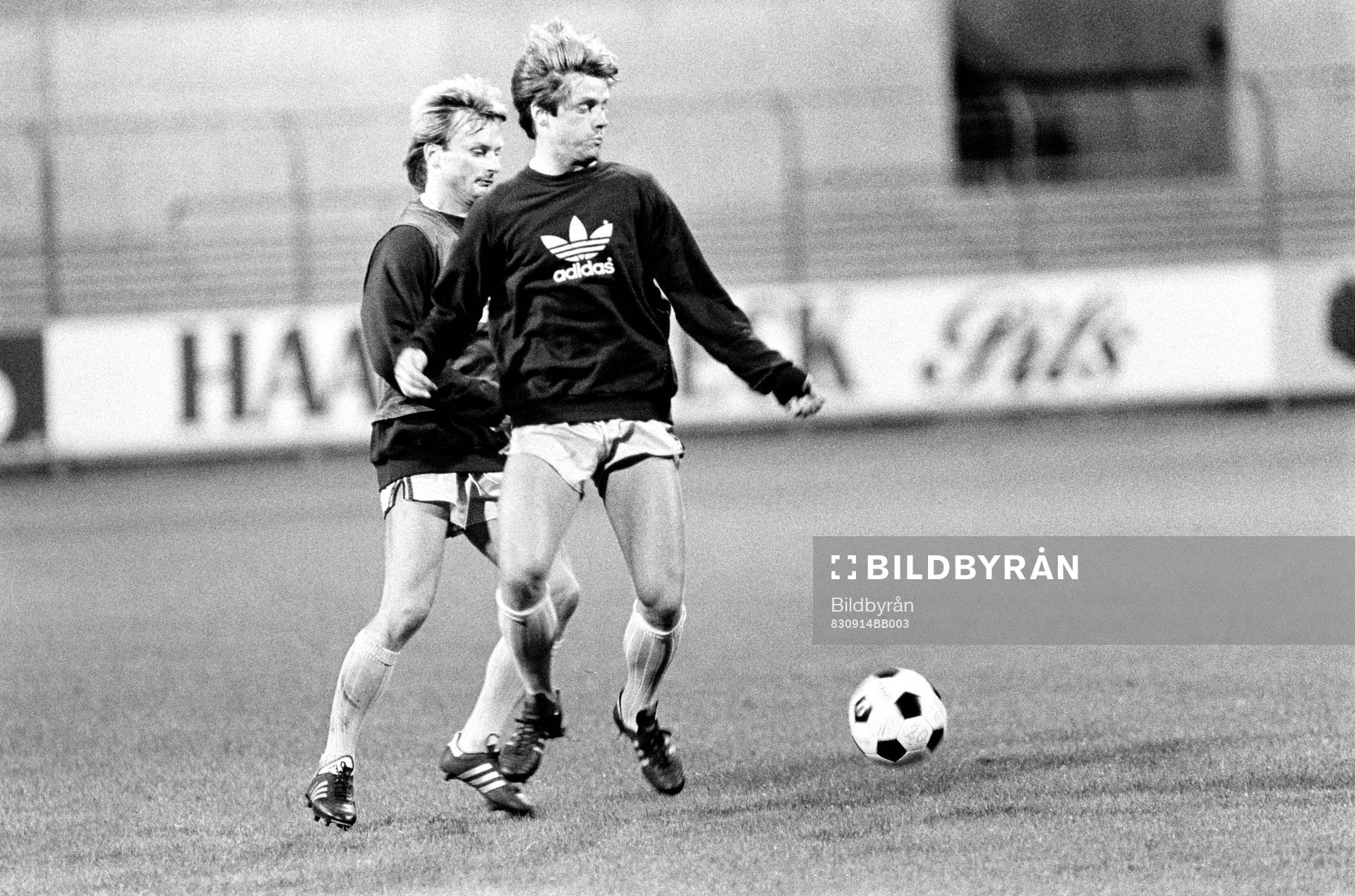 Hasse Borg med bollen och Roland Andersson