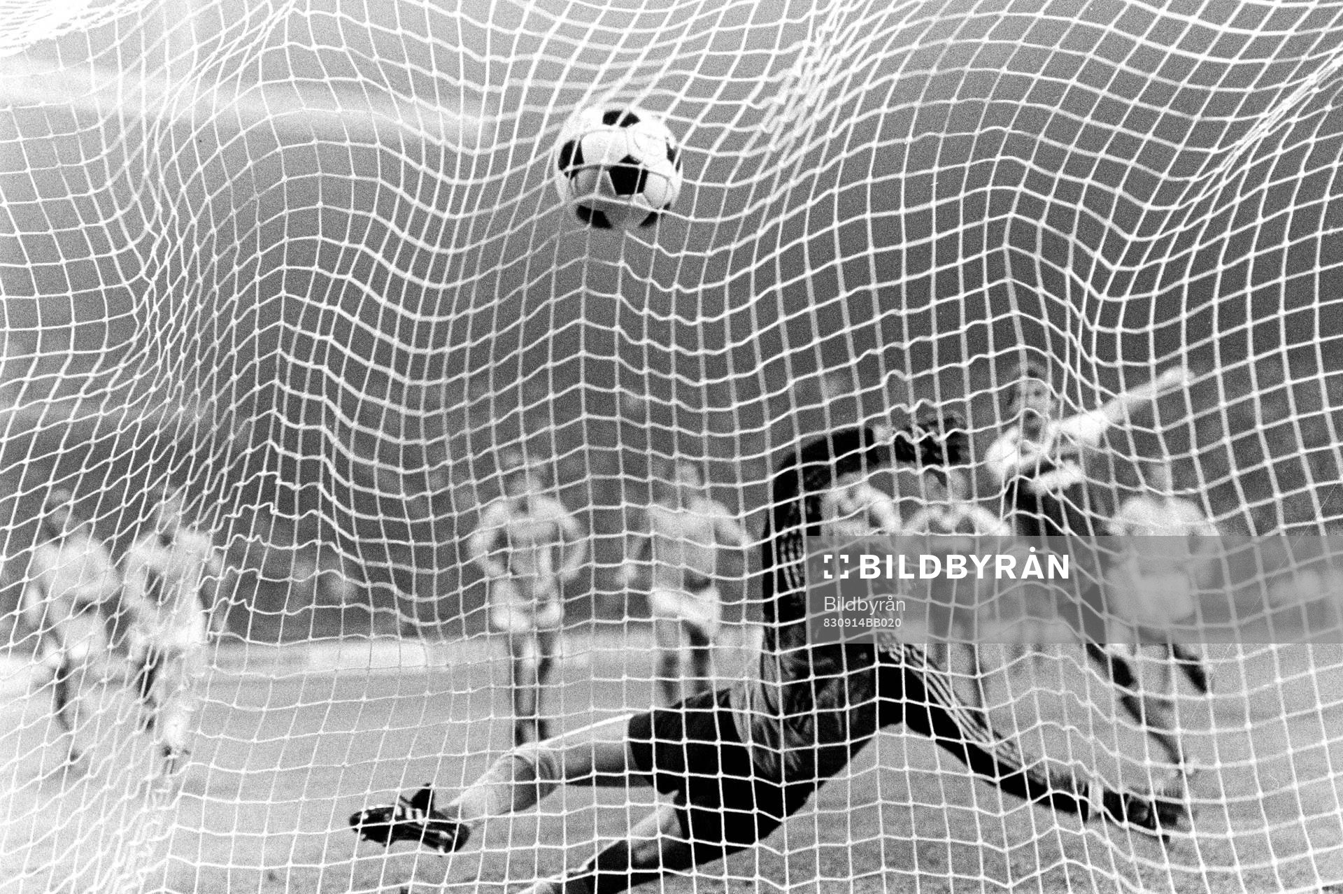 Fotboll, Uefacupen, Werder Bremen - Malmö FF, 1-1: Uwe Reinders, Bremen gör 1-0 på straff. Malmös målvakt Pertti Alaja chanslös.