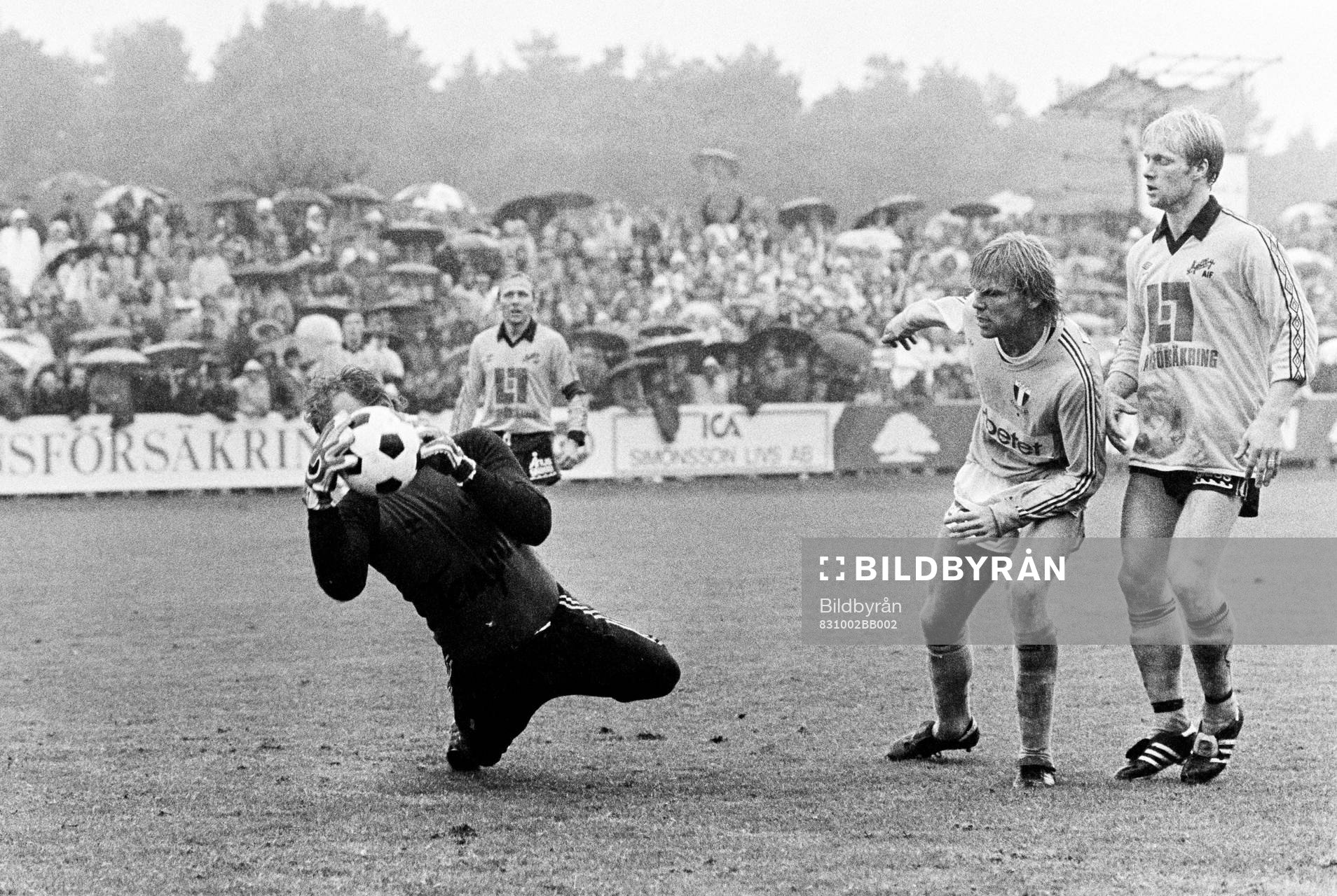 Mjällbys målvakt Leif Persson med bollen framför malmös