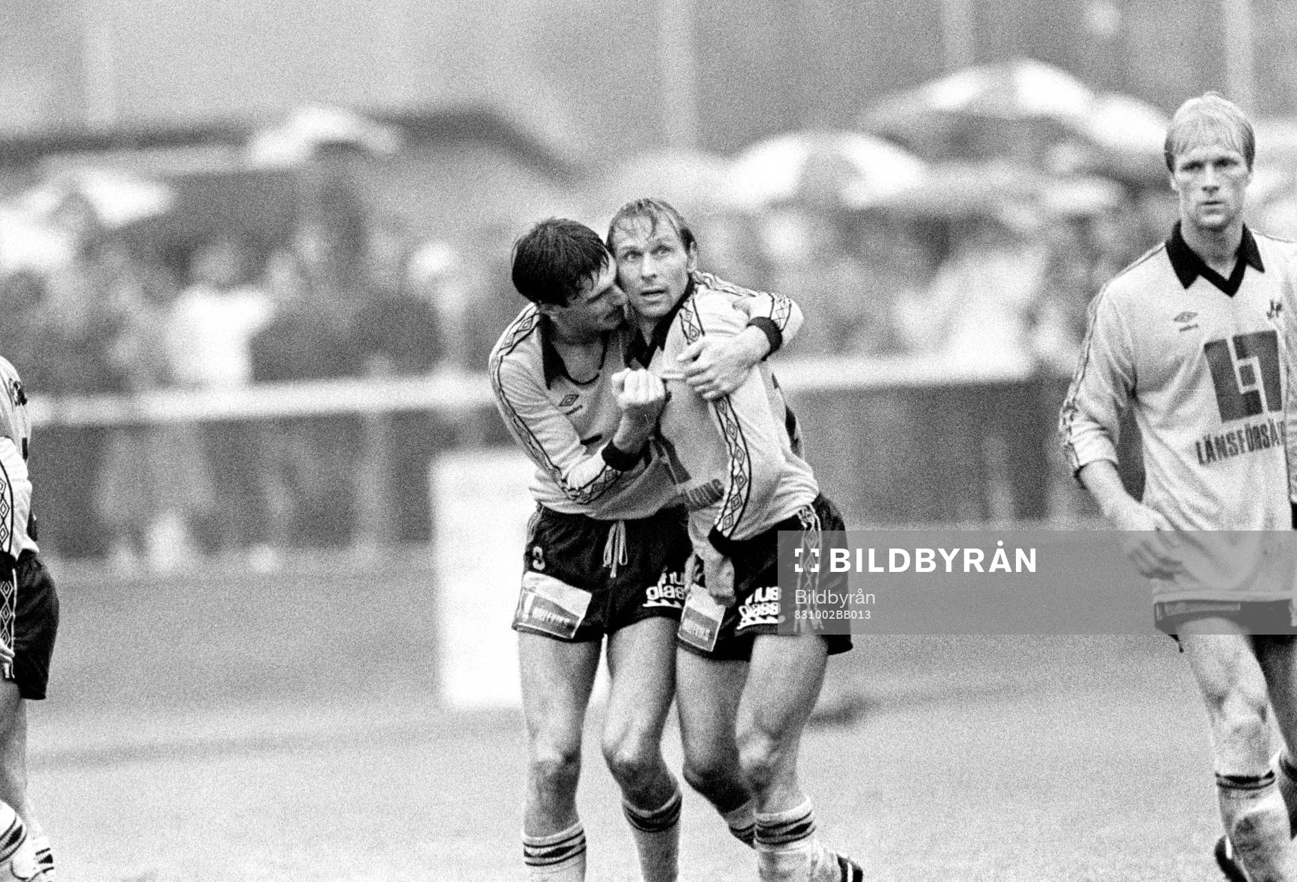 Lennart Johansson kramar om mjällbys målskytt Bo Andersson