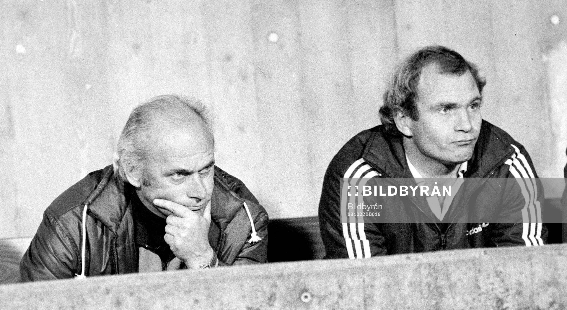 Football, Bundesliga 1983-1984, Stuttgart - Bayern Munich: Bayern head coach (manager) Udo Lattek and general manager Uli Hoeness on the bench.