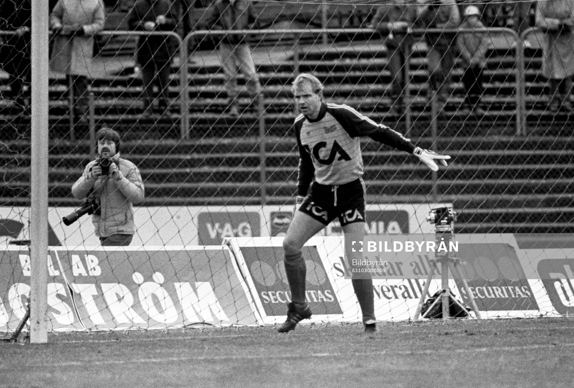  Östers målvakt Thomas Ravelli. I bakgrunden fotograf Bo Nilsson, Bildbyrån.