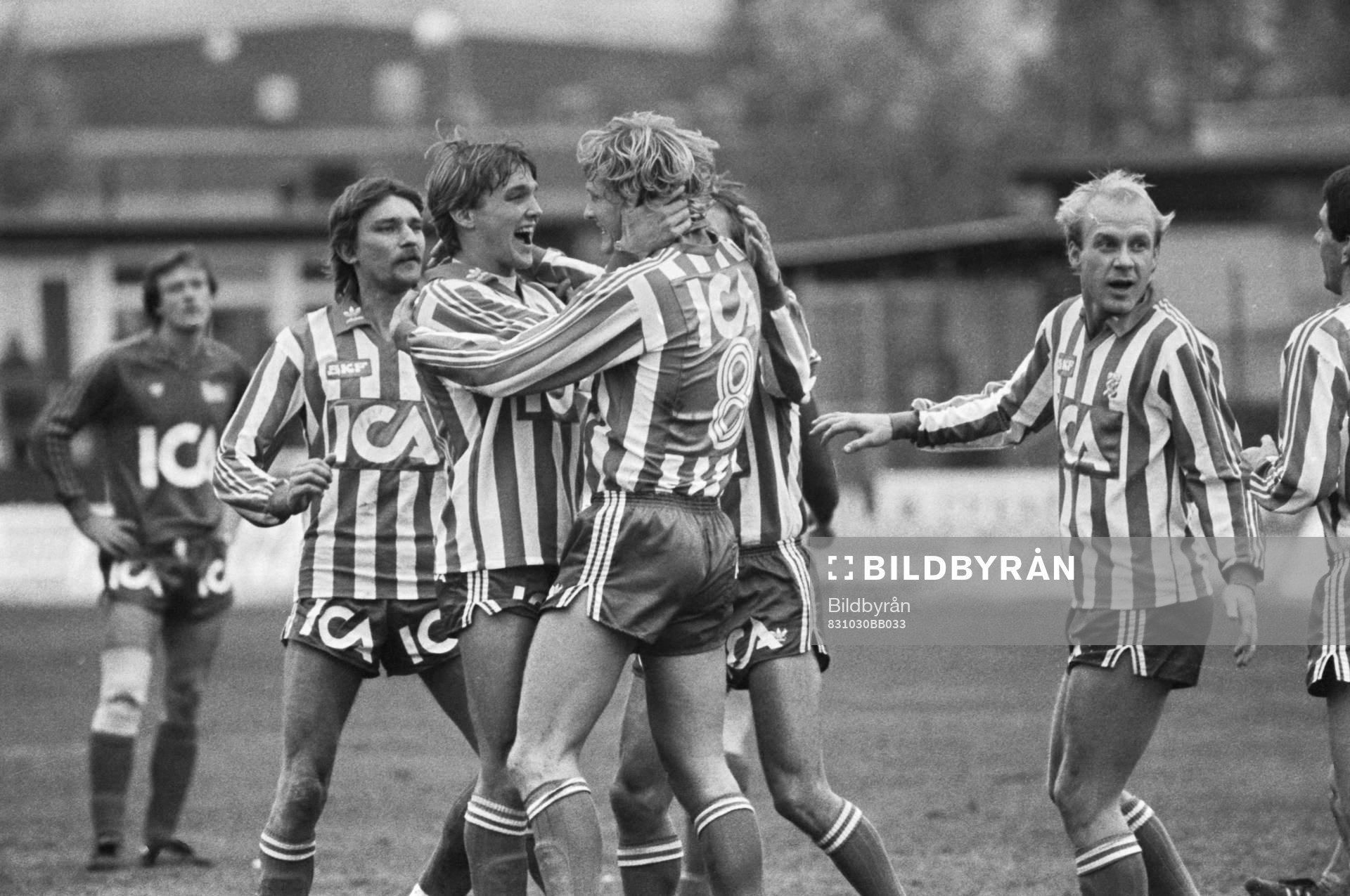  Göteborgs Håkan Sandberg kramas om efter 0-1 i 24 minuten.