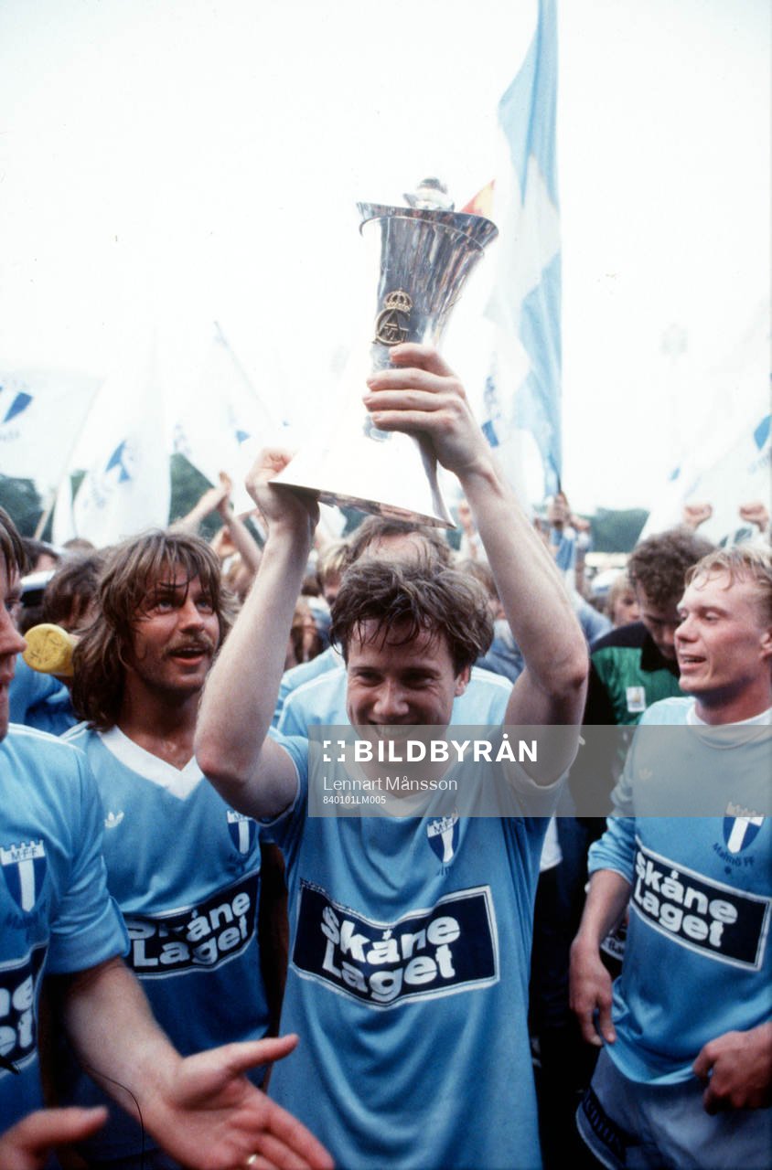  Ingemar Erlandsson lyfter bucklan och jublar. Buckla, jubel.