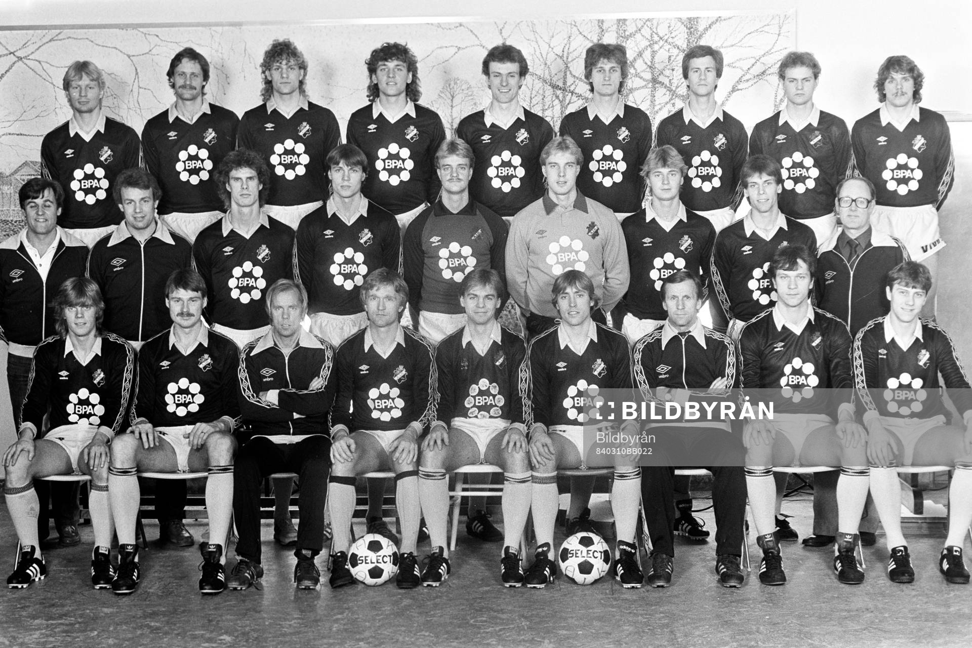 AIK:s trupp. Bakre raden fr.v: Kari Virtanen, Thomas Andersson, Anders Lissdaniels, Åke Andersson, Per Wiklund, Lars Persson, Thomas Bergman, Anders Bylin och Ola Thörnberg. Mittersta raden fr. v: Ulf Sundlöf, naprapat, Göran Åberg, ass. tränare, Ove Rübsamen, Göran Karlsson, Jörgen Granath, Bernt Ljung, Lars Zetterlund, Thomas Johansson och Hans Lewerentz, läkare. Främre raden fr. v: Björn Kindlund, Sven Dahlkvist, Björn Carlsson, lagledare, Göran Göransson, Lenny Asp, Björn Johansson, Rolf Zetterlund, tränare, Per Nilsson och Kjell Jonevret.
© Bildbyrån - 6887