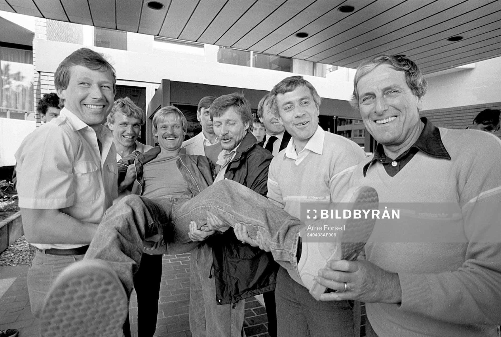 Ronnie Hellström hissas av fr. v Conny Torstensson, Benno