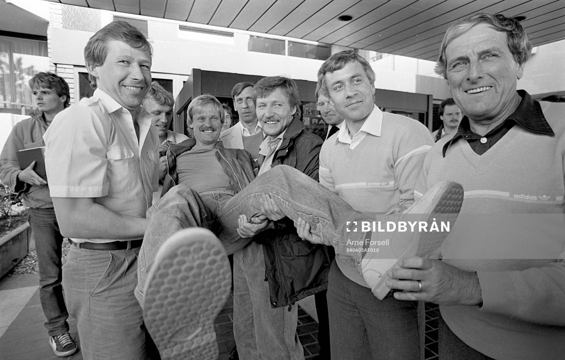 Ronnie Hellström hissas av fr. v Conny Torstensson, Benno