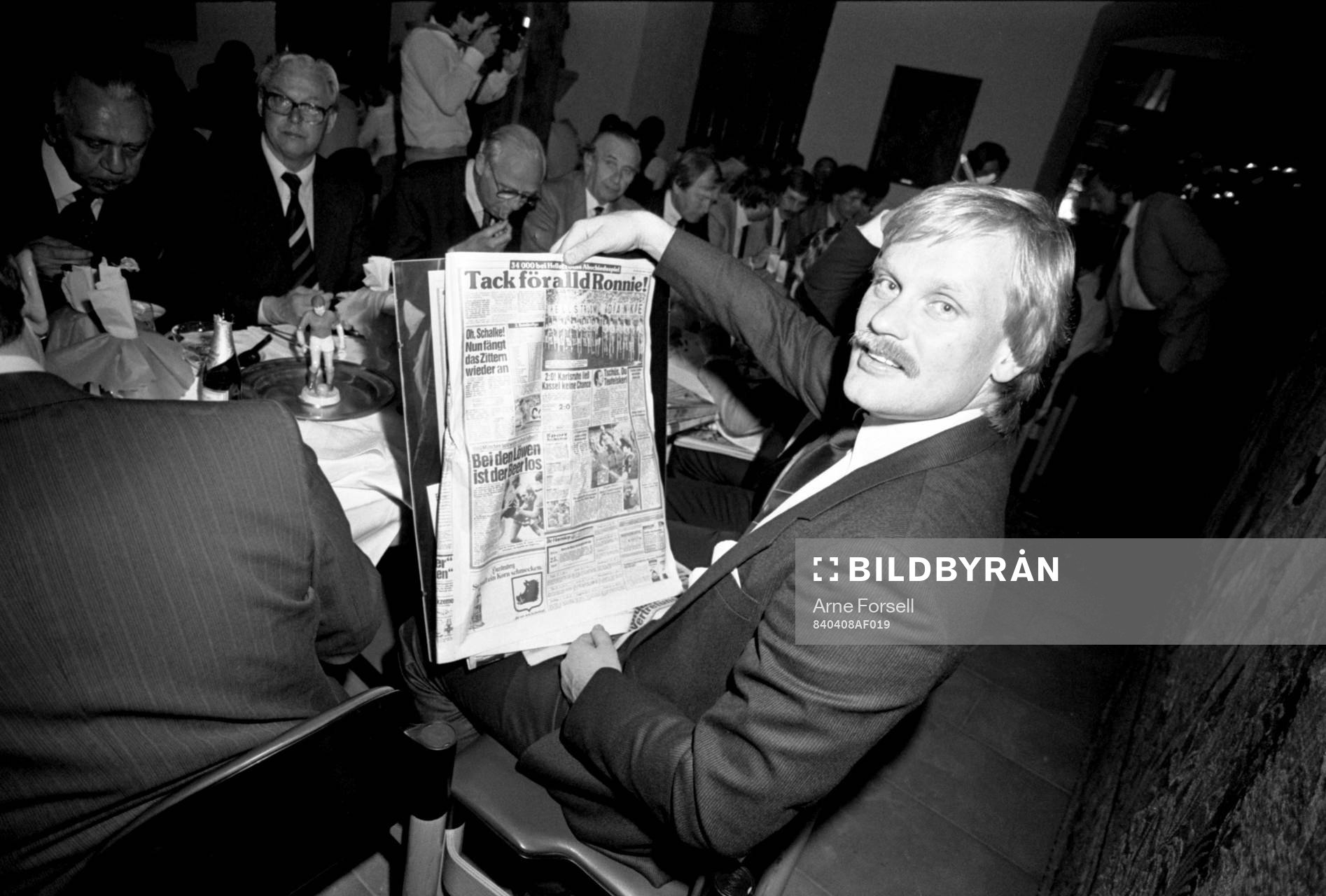 Ronnie Hellström med tidning