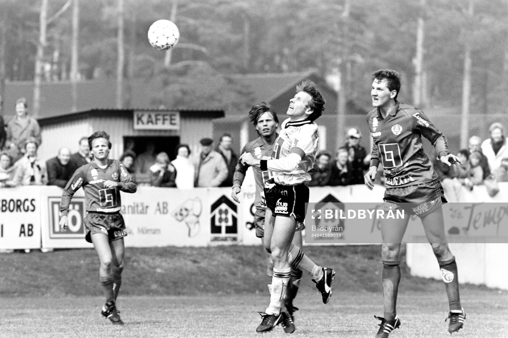 Mjällbys Bo Andersson i kamp om bollen