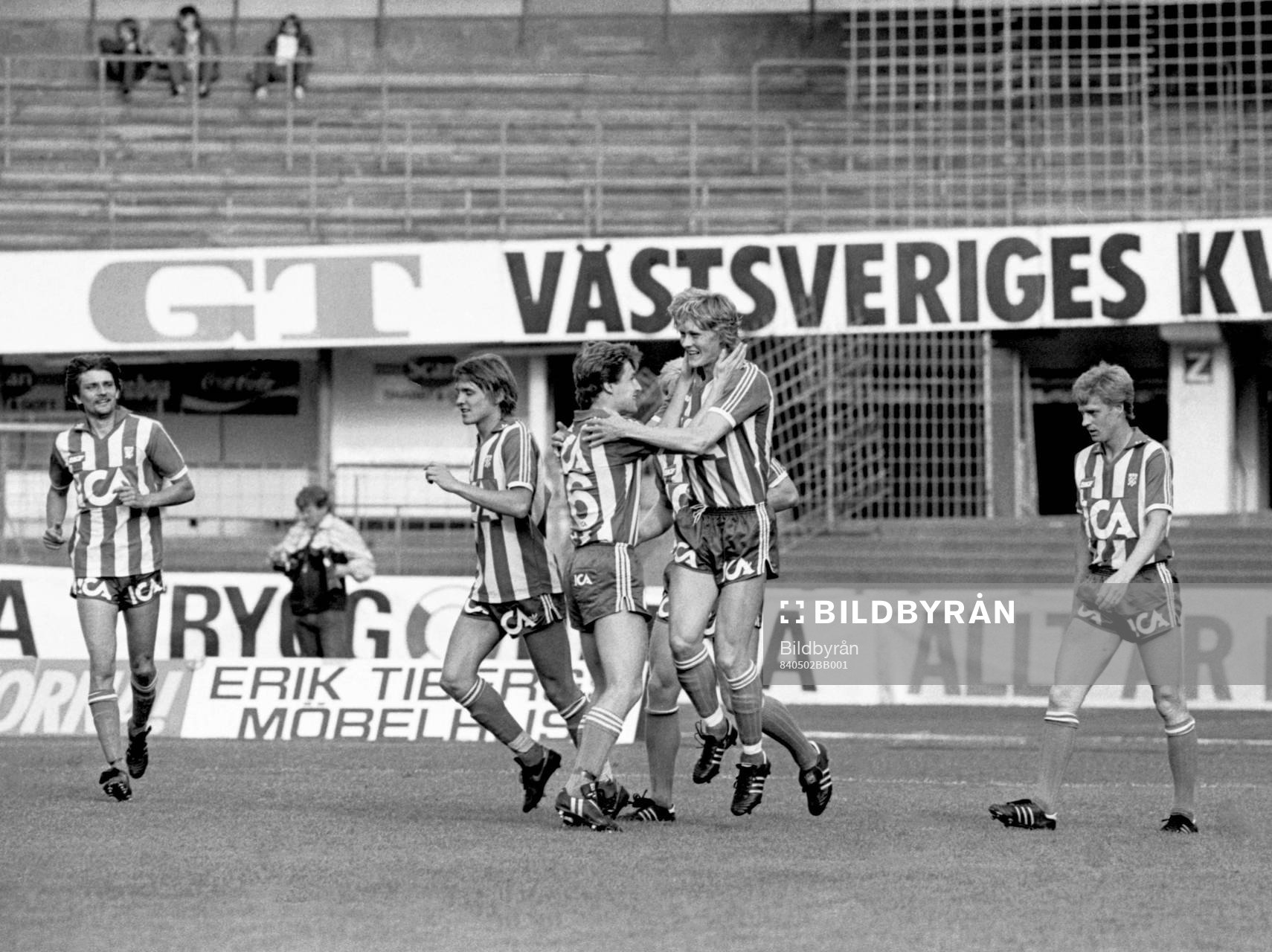  Håkan Sandberg, Göteborg kramas om efter mål.
© Bildbyrån  - 7089