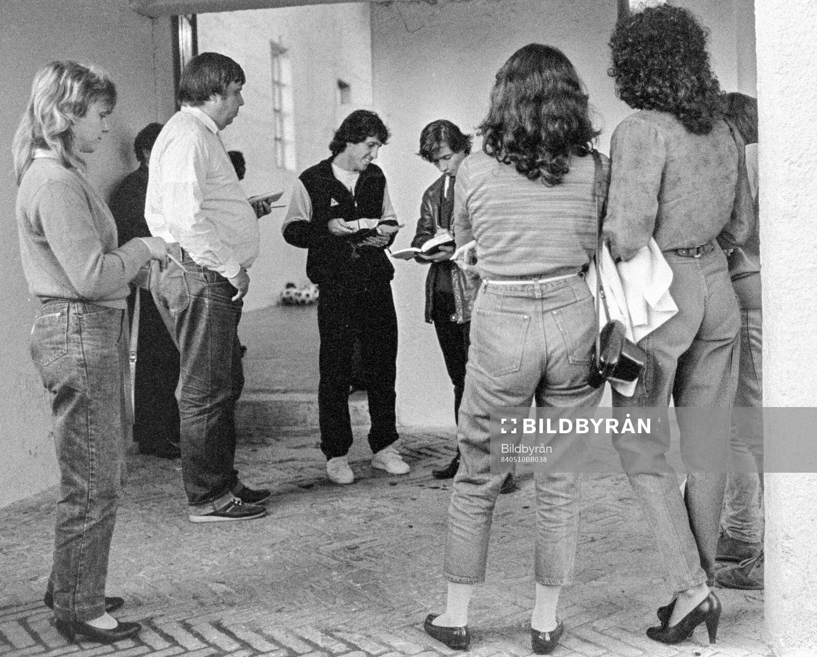Zico writing autographs to fans