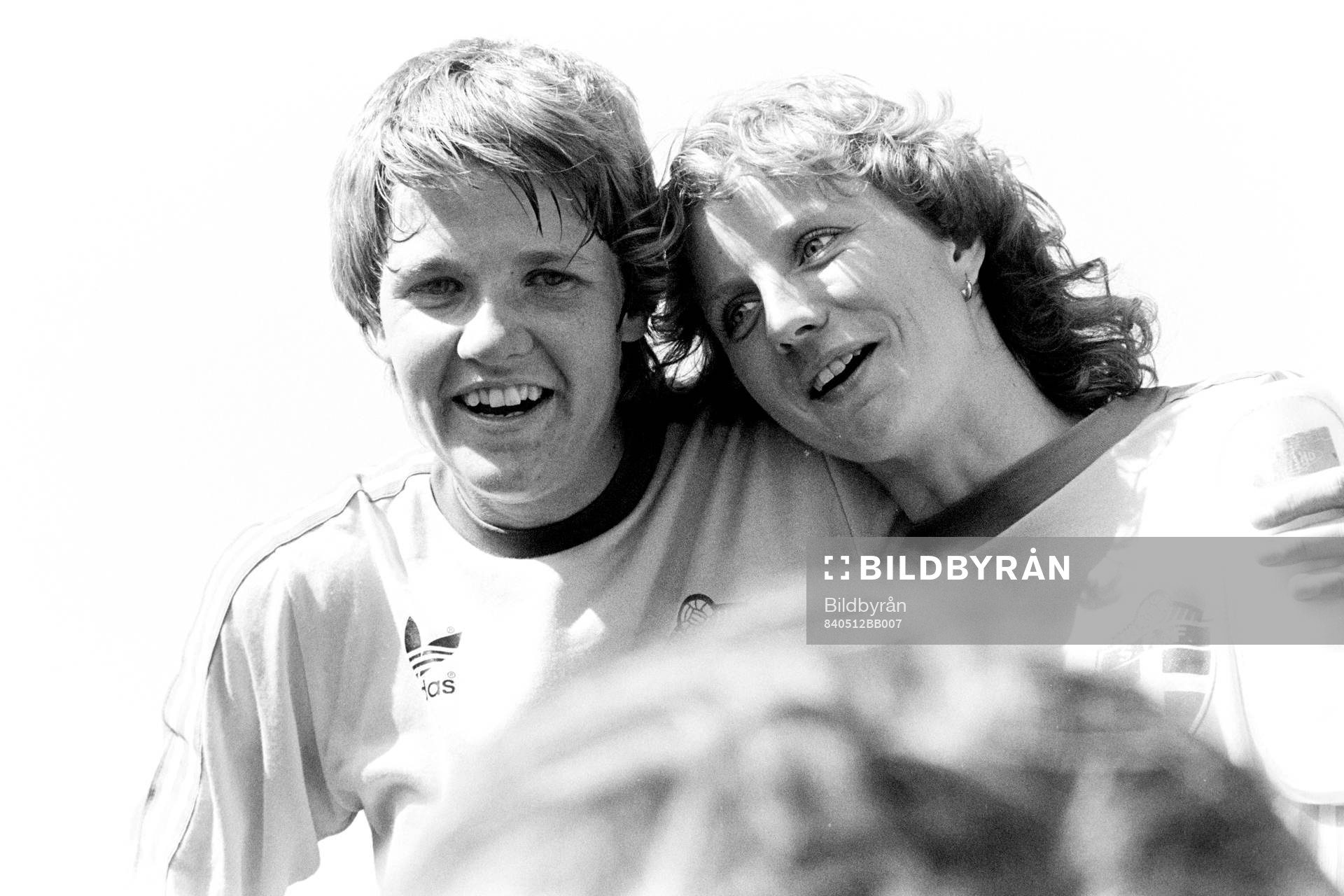 Pia Sundhage och Angelica Burevik, Sverige jublar