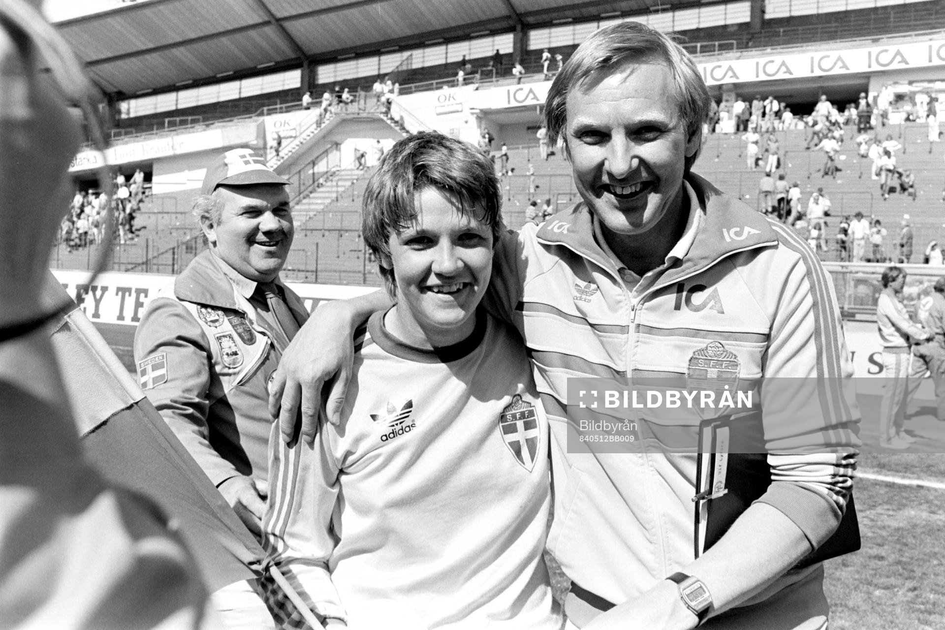 Fotboll, Damer, EM, Final, Sverige - England, 1-0: Pia Sundhage och Ulf Lyfors, förbundskapten i Sverige jublar efter segern.