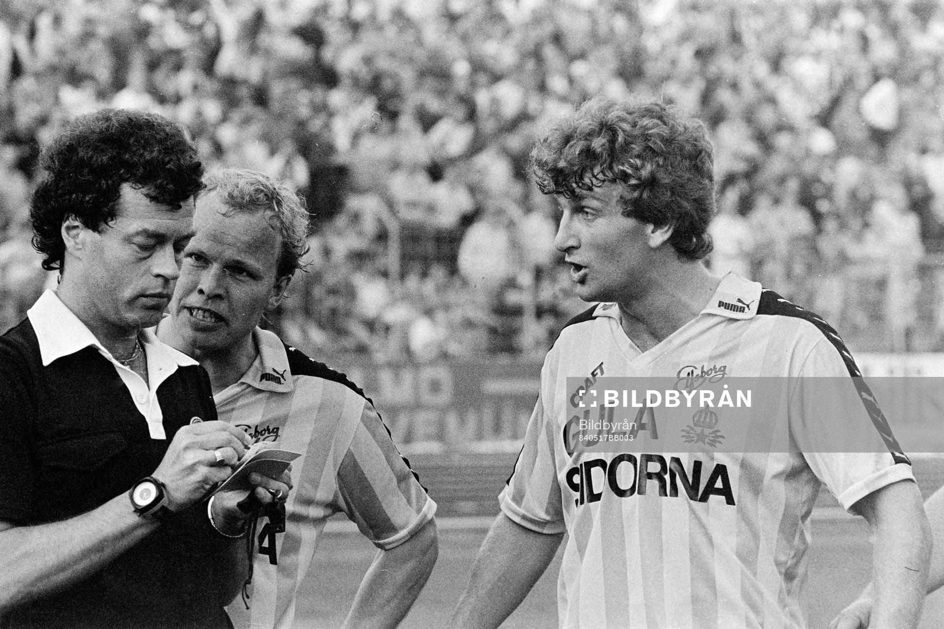 Domare Håkan Lundgren i diskussion med Thomas Ahlström