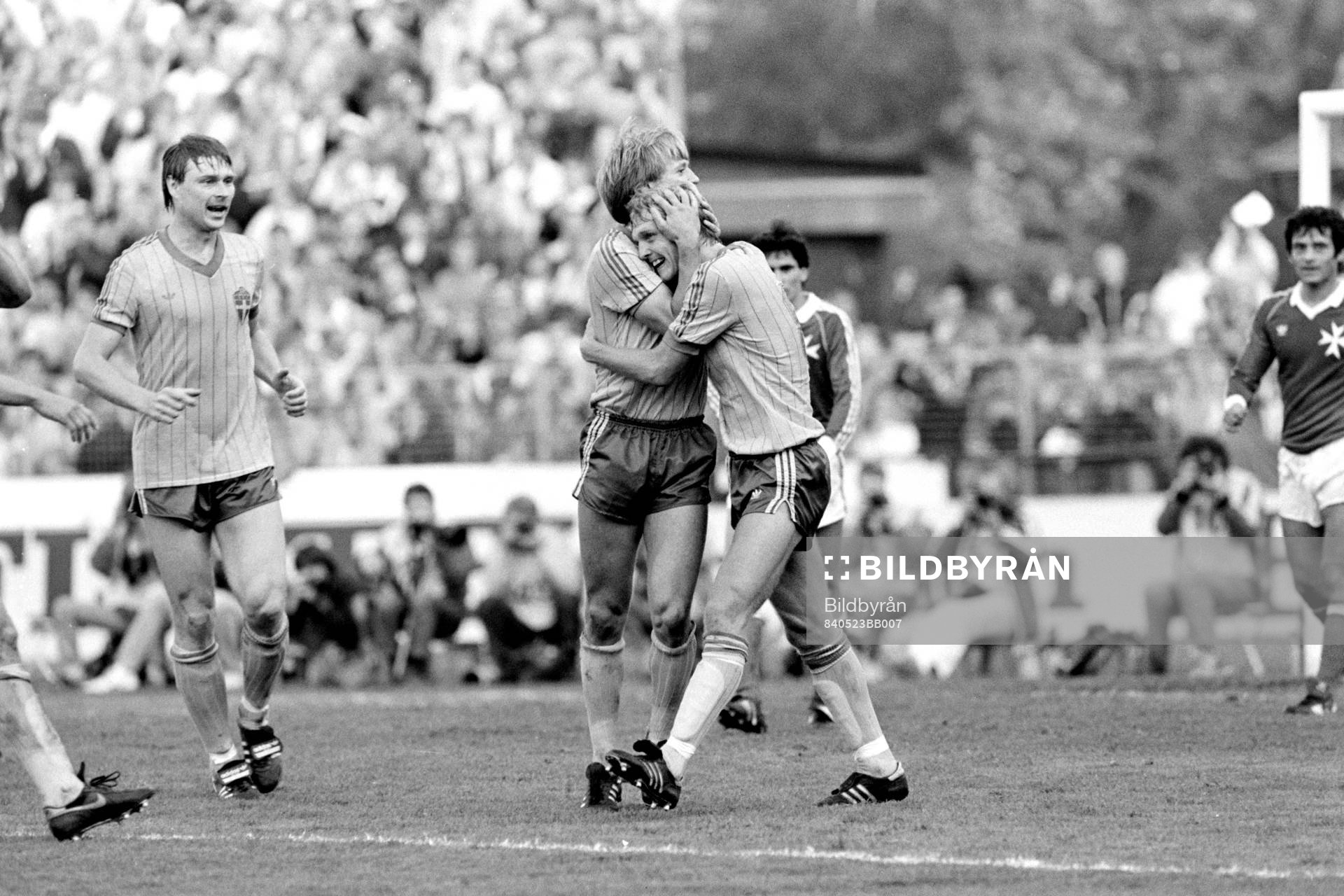 Fotboll, VM-Kval, Sverige - Malta, 4-0: Fr. v Sven Dahlkvist, Dan Corneliusson, målskytt och Ulf Eriksson, Sverige jublar efter 2-0