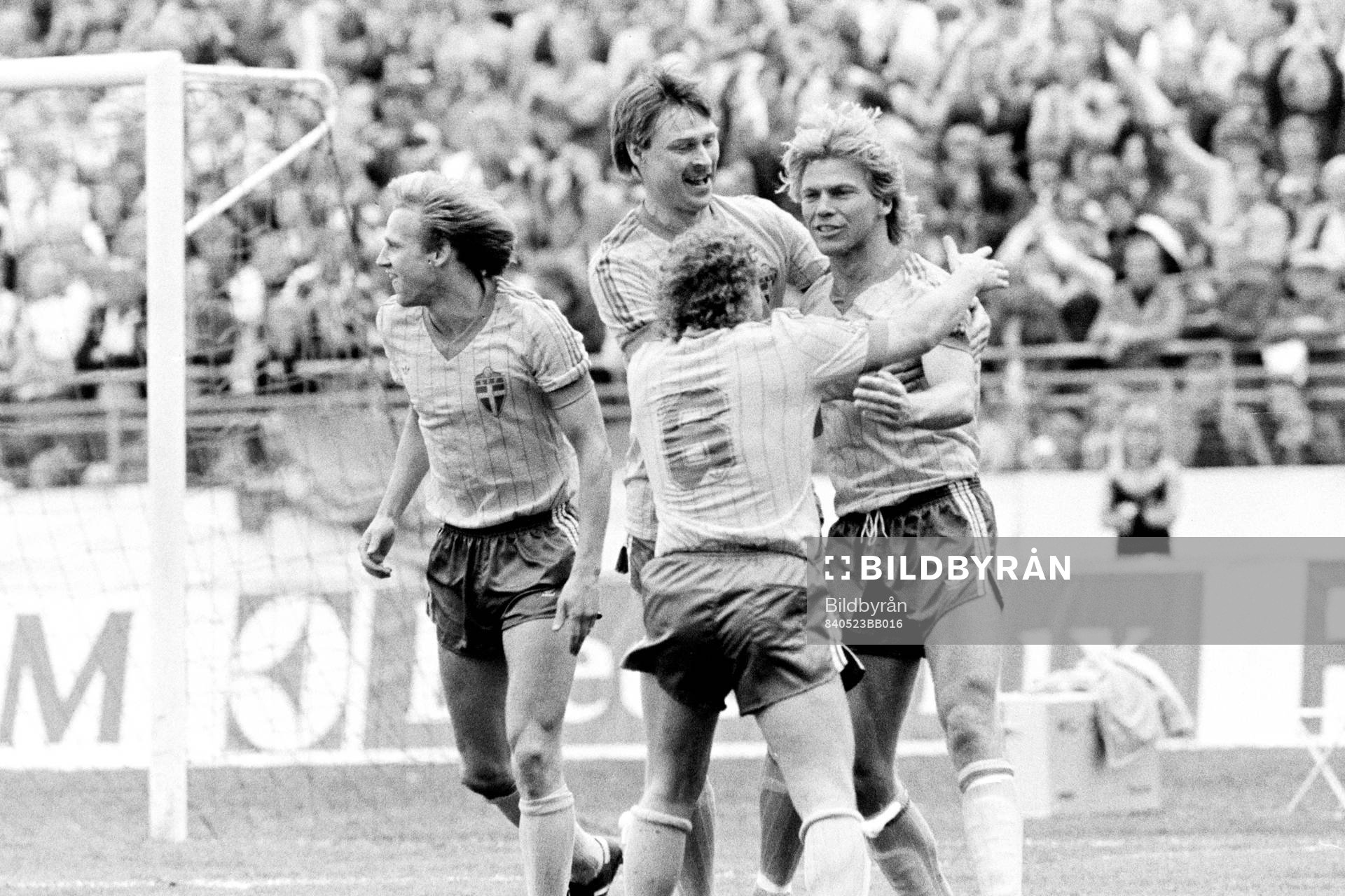 Fotboll, VM-Kval, Sverige - Malta, 4-0: Dan Corneliusson. Sven Dahlkvist och Robert Prytz gratulerar målskytten Thomas Sunesson.