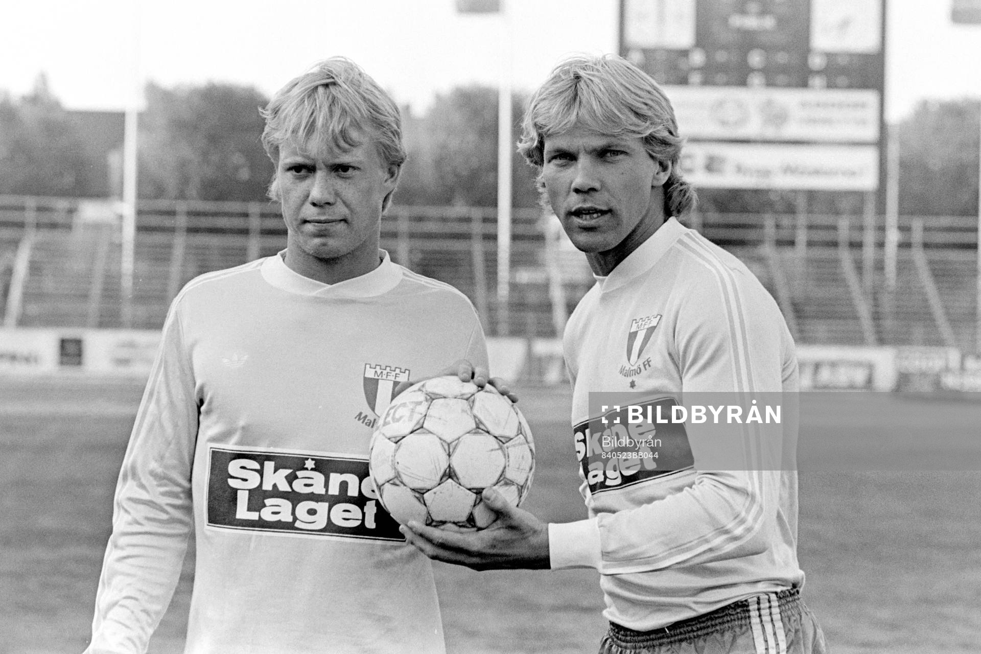 Lasse Larsson och Thomas Sunesson i sina klubbtröjor