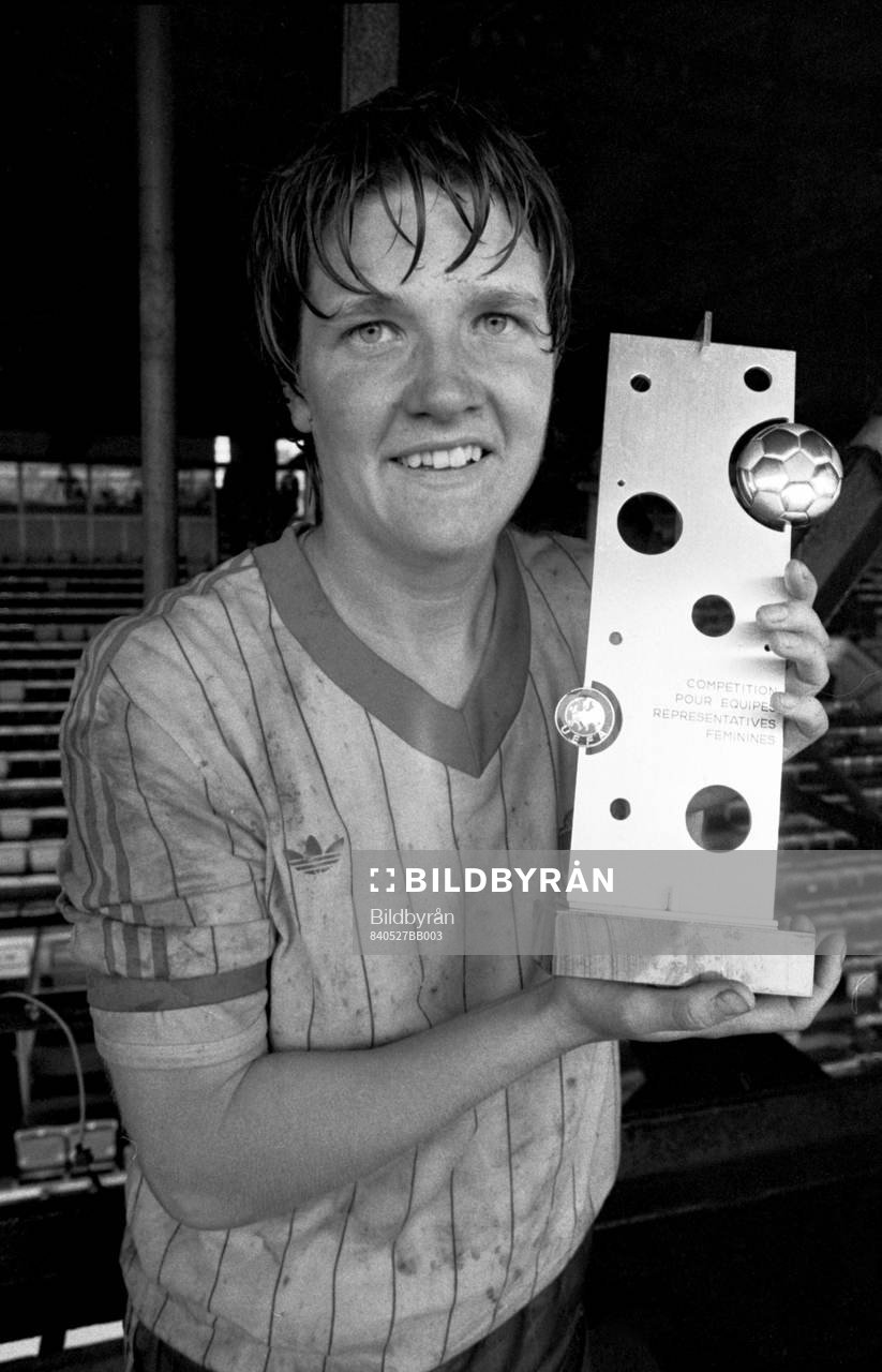 Pia Sundhage med pokalen