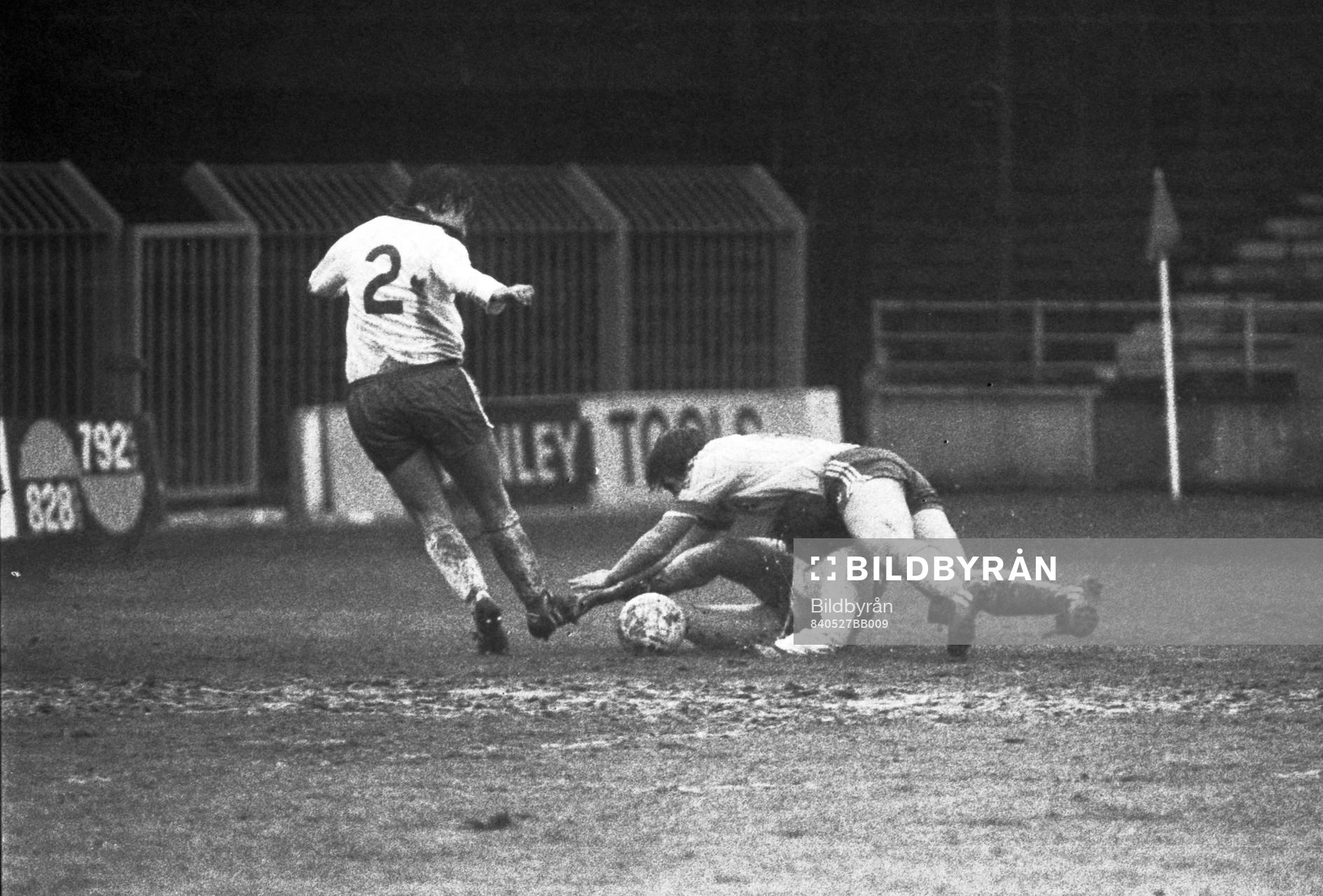 Pia Sundhage oroar det engelska försvaret