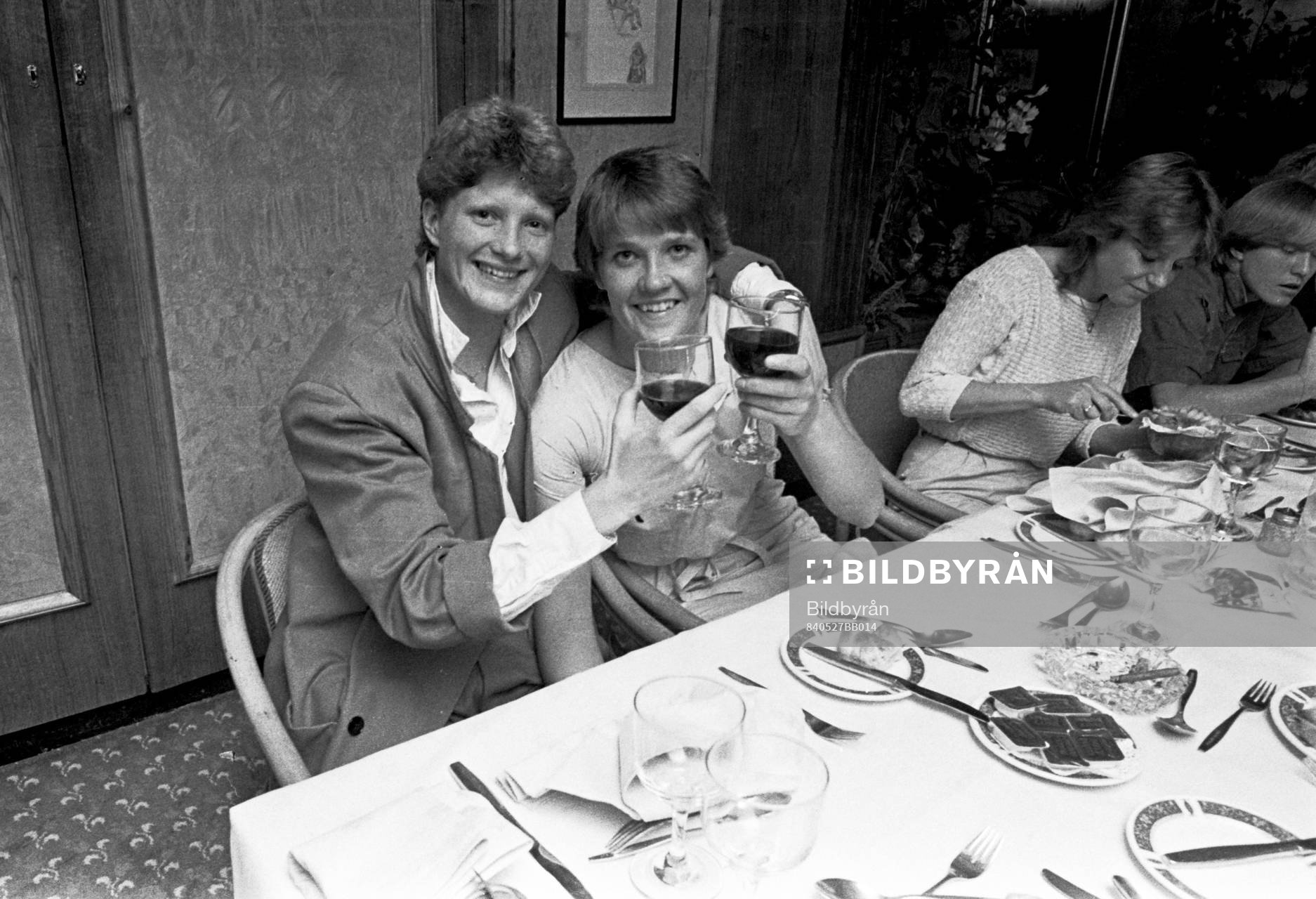 Elisabeth Leidinge och Pia Sundhage firar