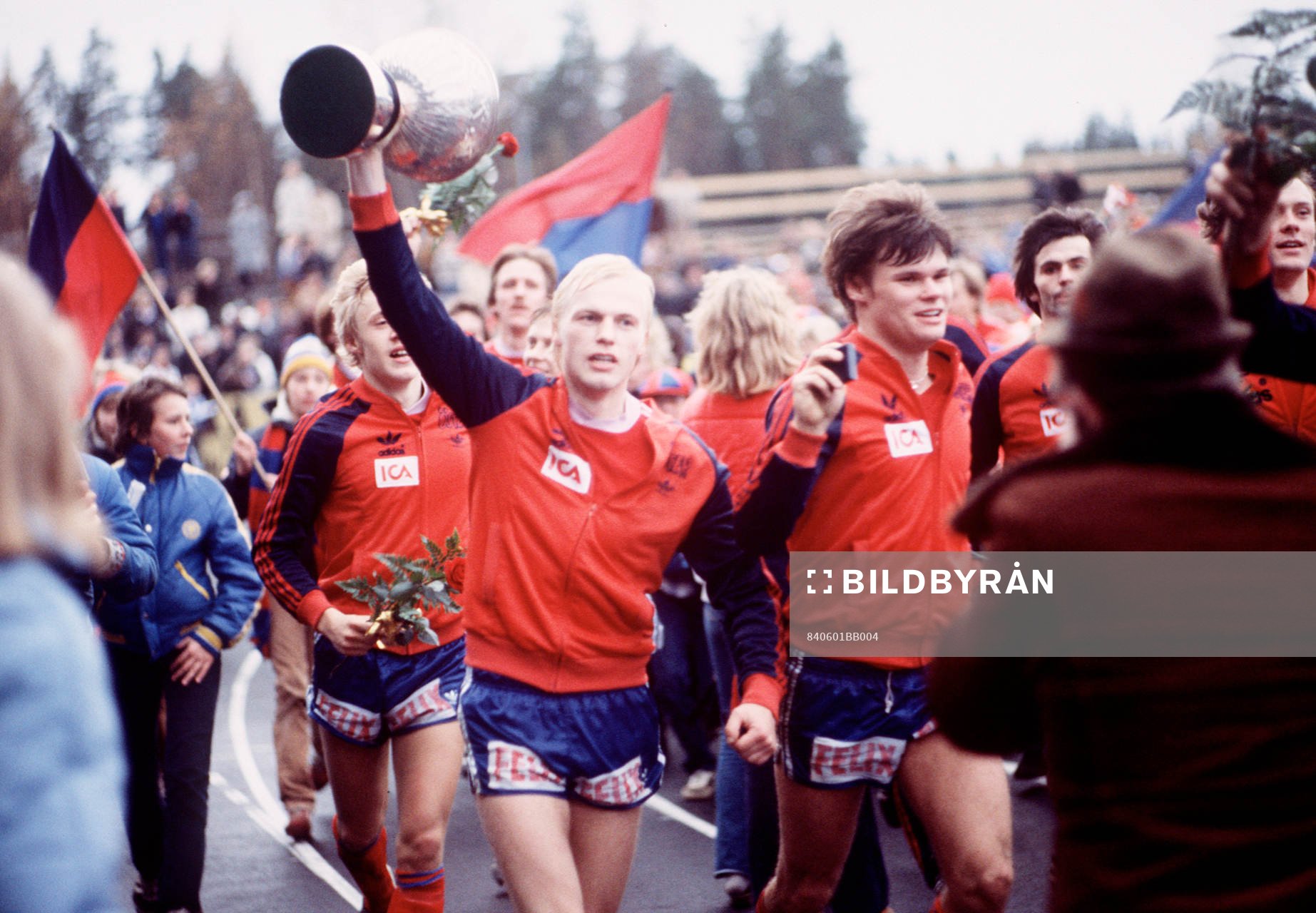 Fotboll, Håkan Arvidsson (med Von Rosens pokal) och Peter