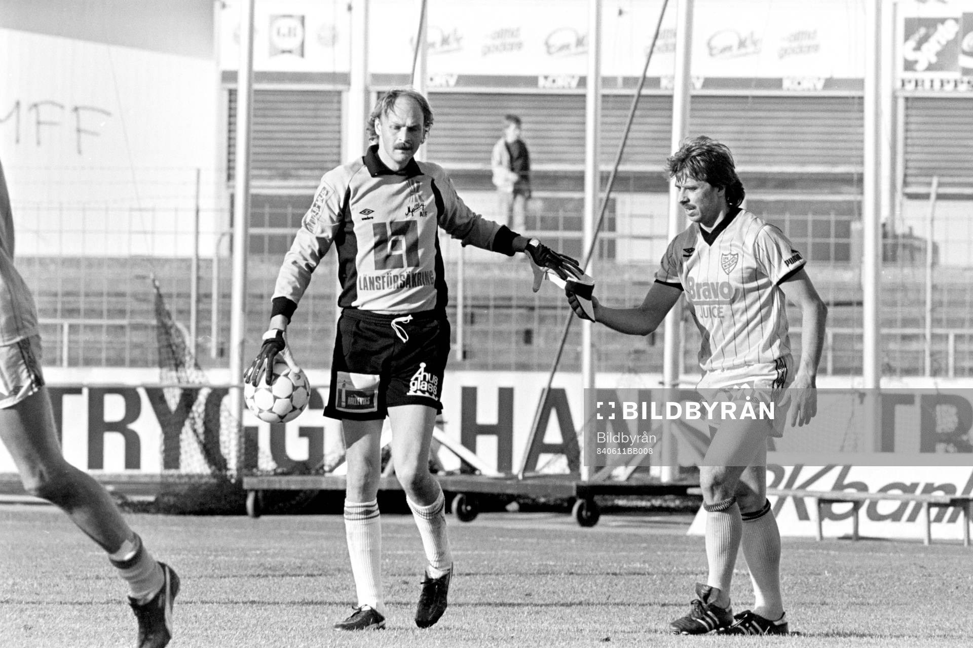 Mjällbys målvakt Bengt Svensson och Tommy Hansson, IFK