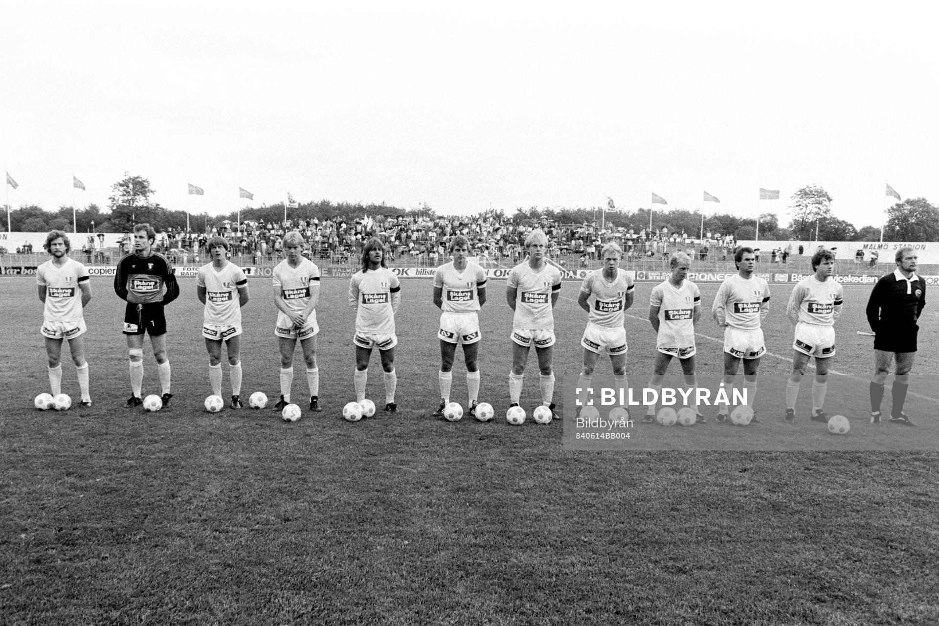Fotboll, Allsvenskan, Malmö FF - Norrköping, 1-1: Tyst minut för bortgång Eric Persson, ordförande i Malmö. Fr. v Kent Jönsson, Jan Möller, målvakt, Hasse Borg, Thomas Sunesson, Mikael Rönnberg, Mats Arvidsson, Mats Magnusson, Lasse Larsson, Anders Palmér, Magnus Andersson och Ingemar Erlandsson.