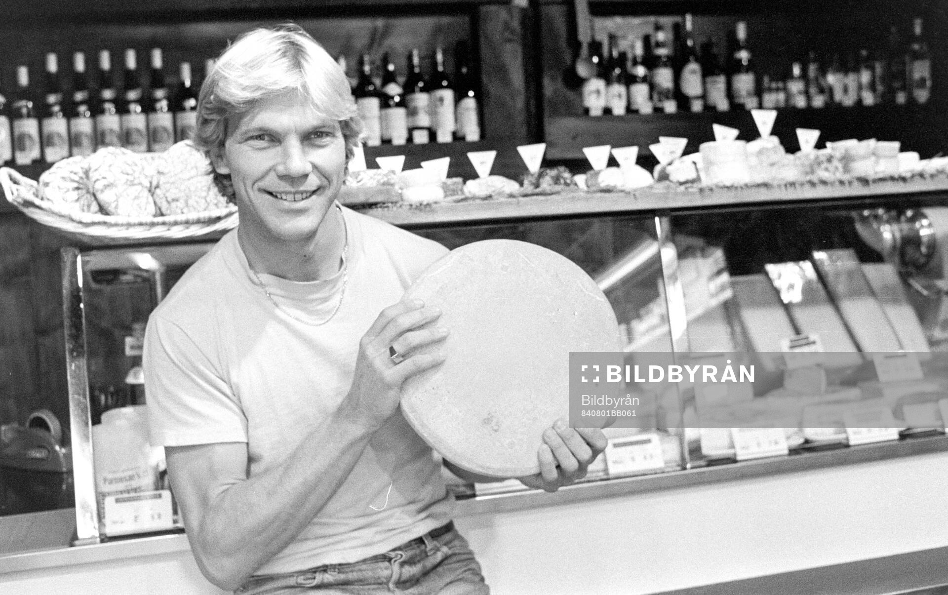 Thomas Sunesson i lokal ostaffär i Lausanne
