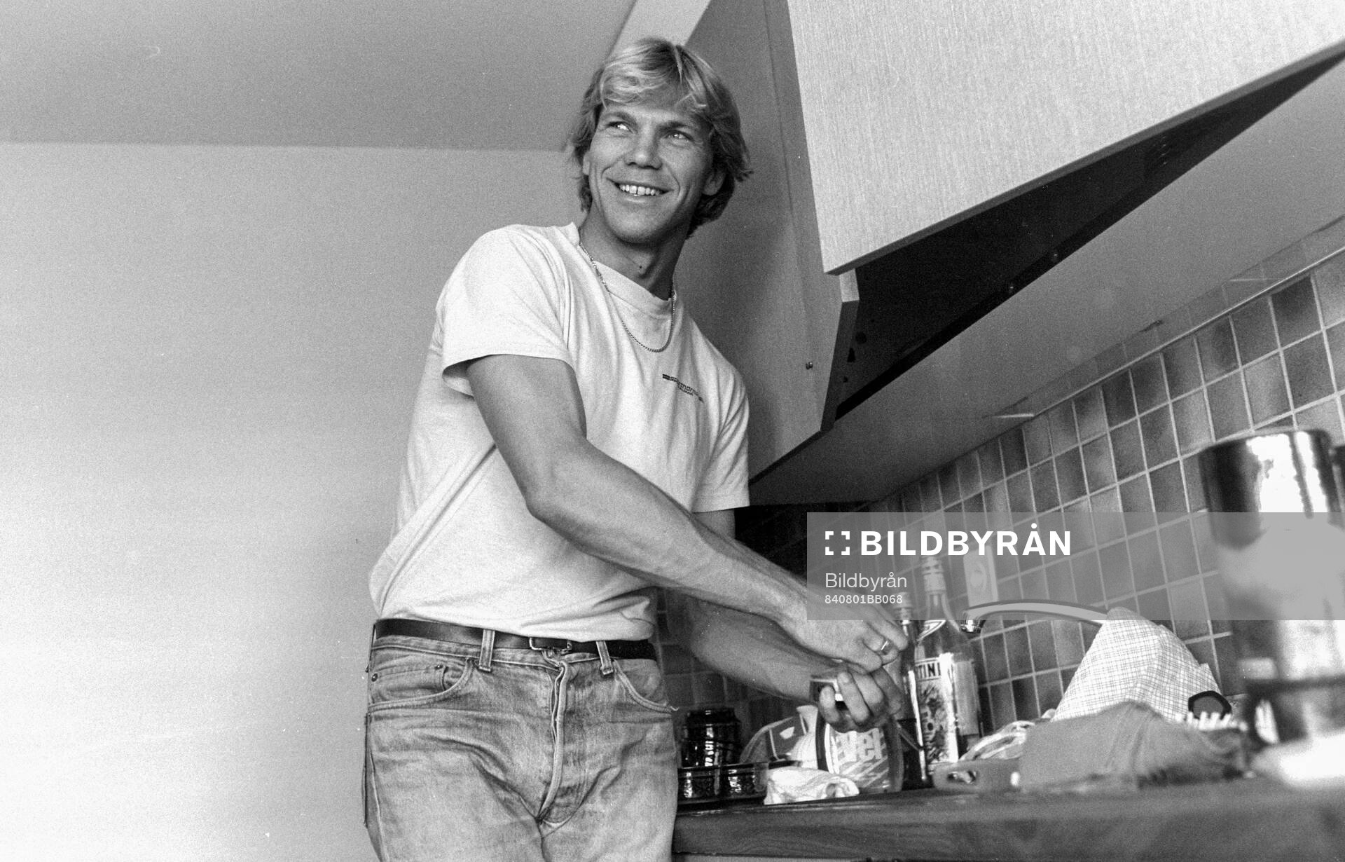 Thomas Sunesson flyttar in i sin lägenhet i Lausanne