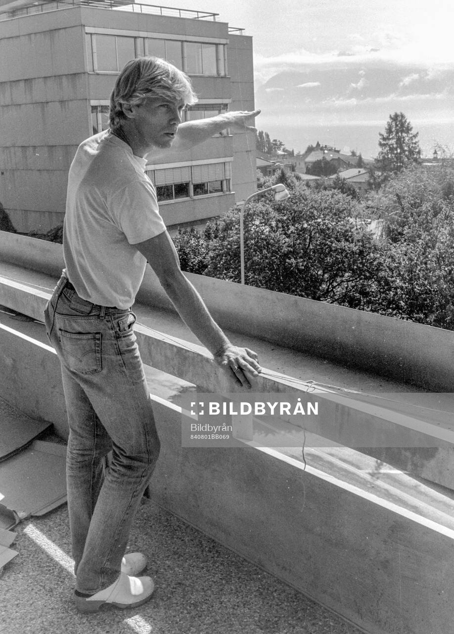 Thomas Sunesson flyttar in i sin lägenhet i Lausanne