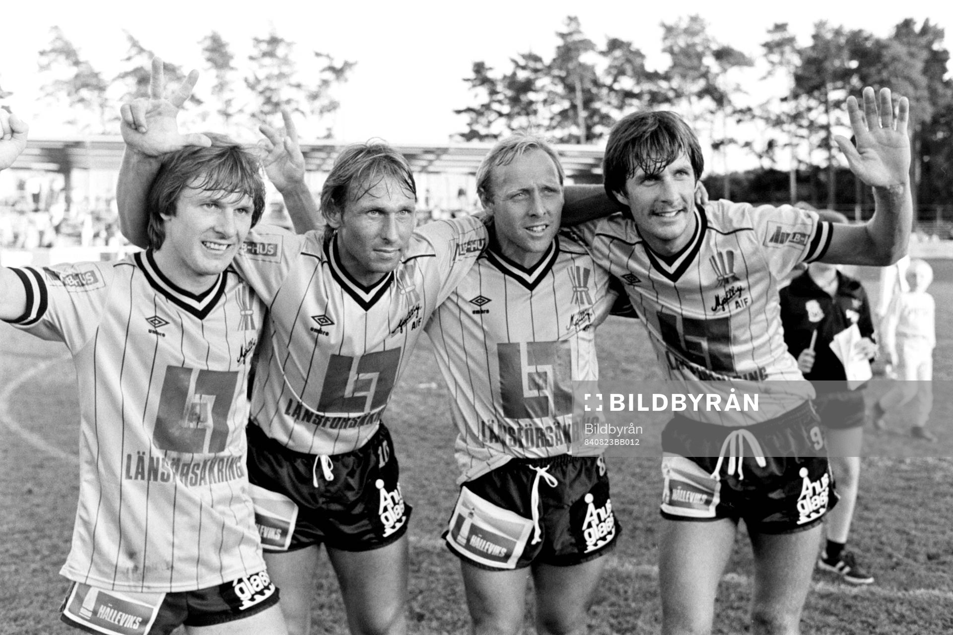 Fotboll, Div 2 Södra, Mjällby - IFK Malmö, 6-1: Mjällbys målskyttar efter matchen. Fr. v Flemming Pehrson, Bosse Andersson tre mål, Sven-Bertil Andersson och Lennart Johansson.