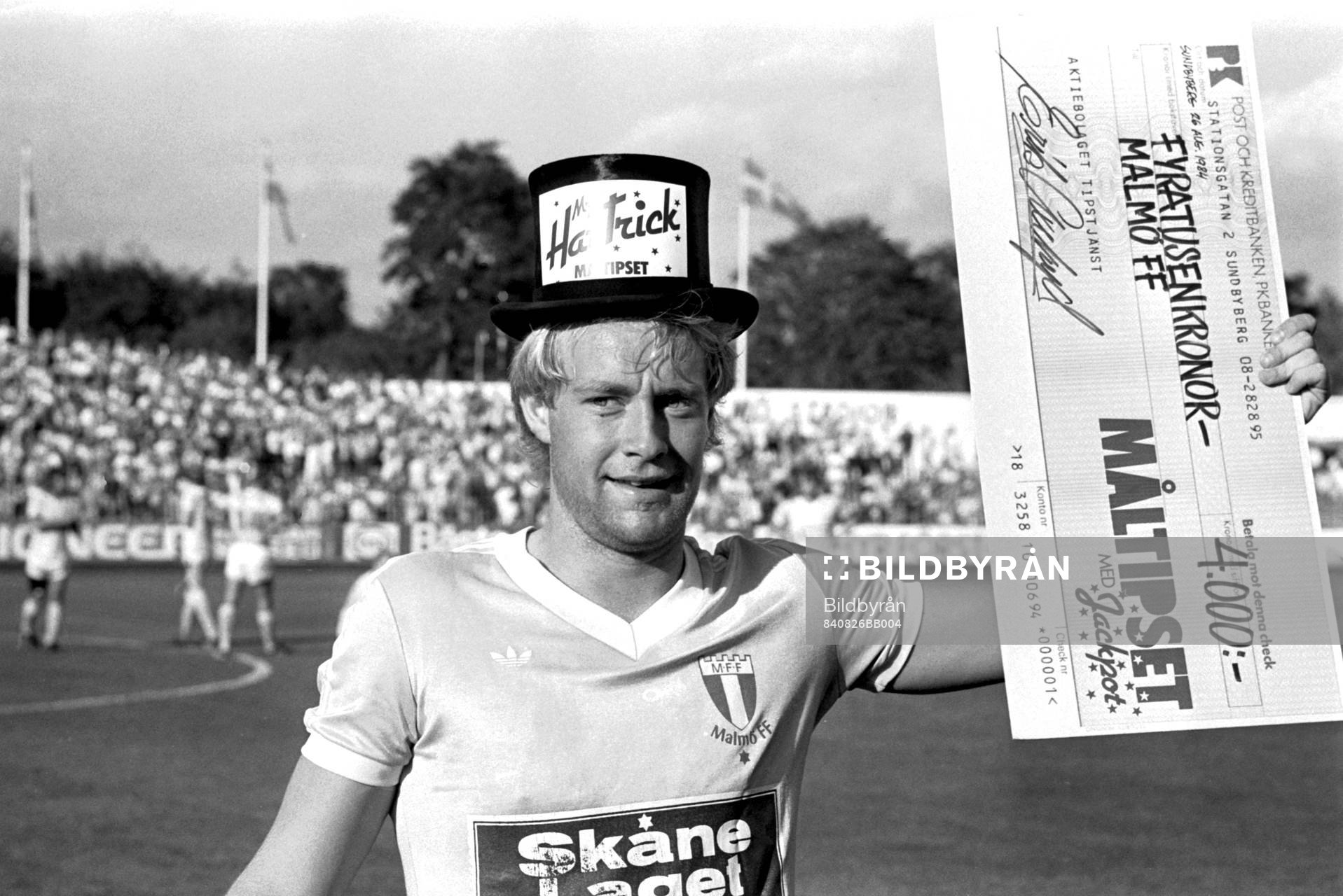 Malmös Mats Magnusson håller upp en check på 4000 kr